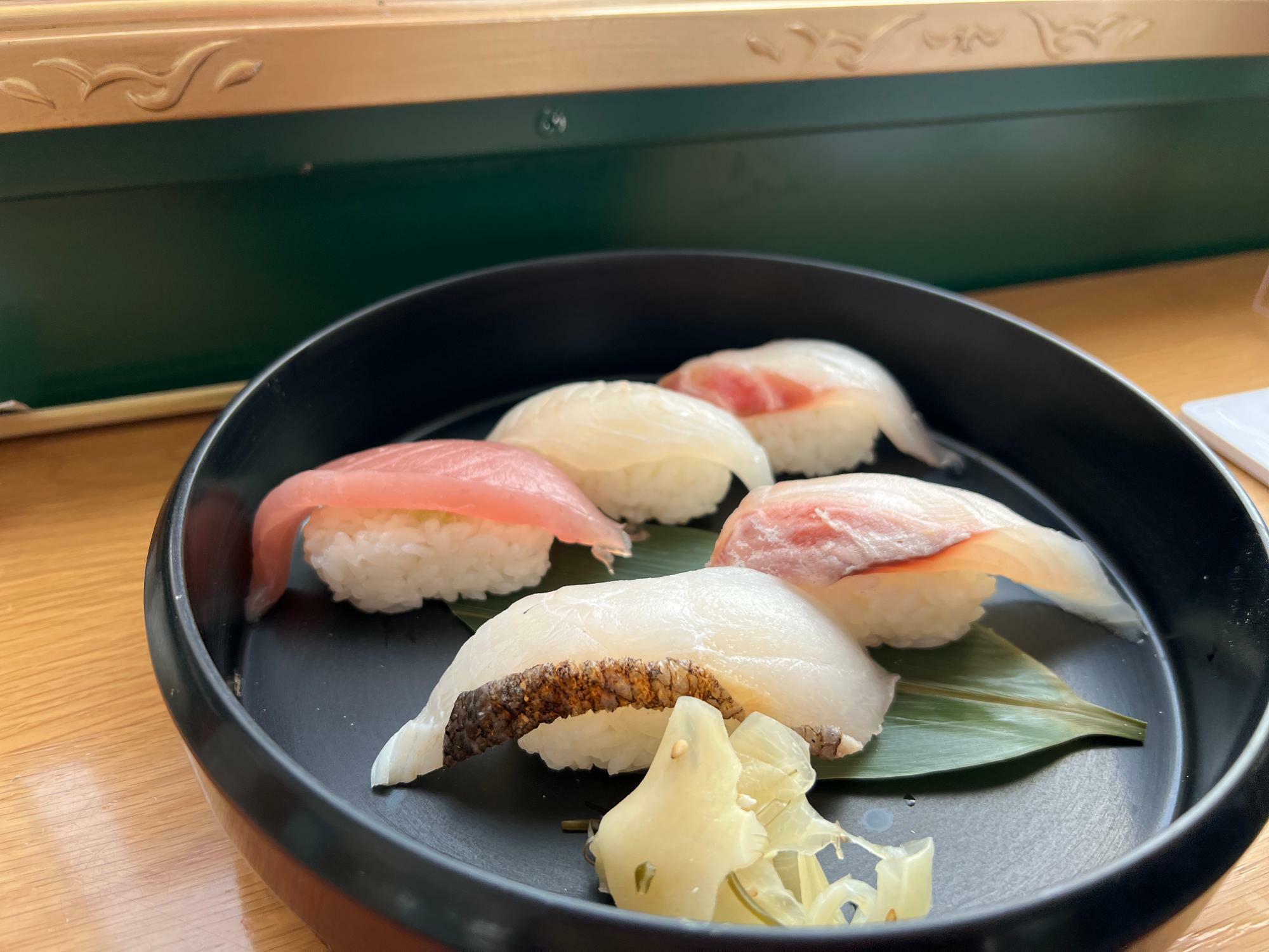 地魚の寿司５貫。氷見はとむぎ茶もついてきます。
