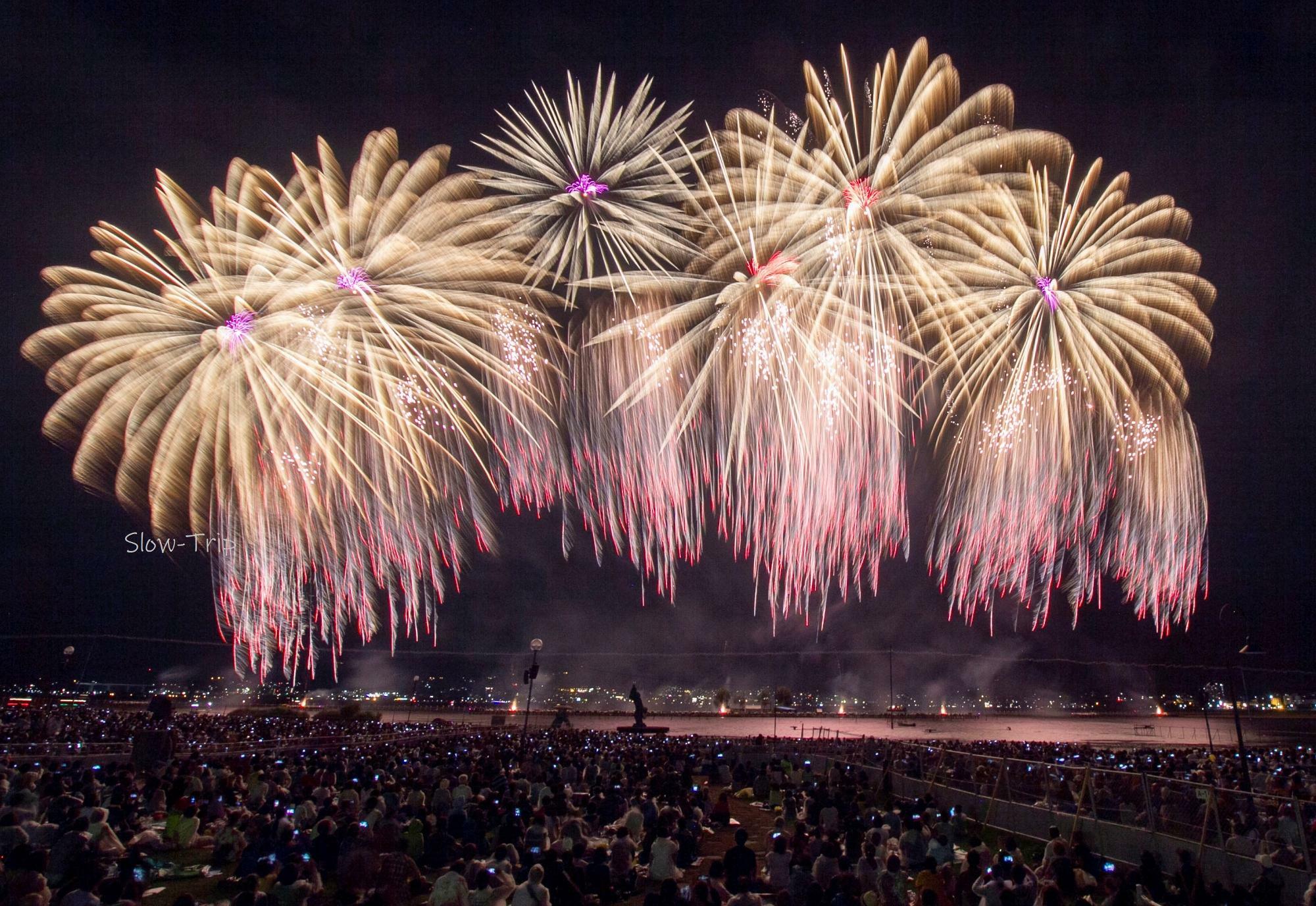 全国屈指の人気「諏訪湖祭湖上花火大会」が4年ぶりに開催！有料観覧席 