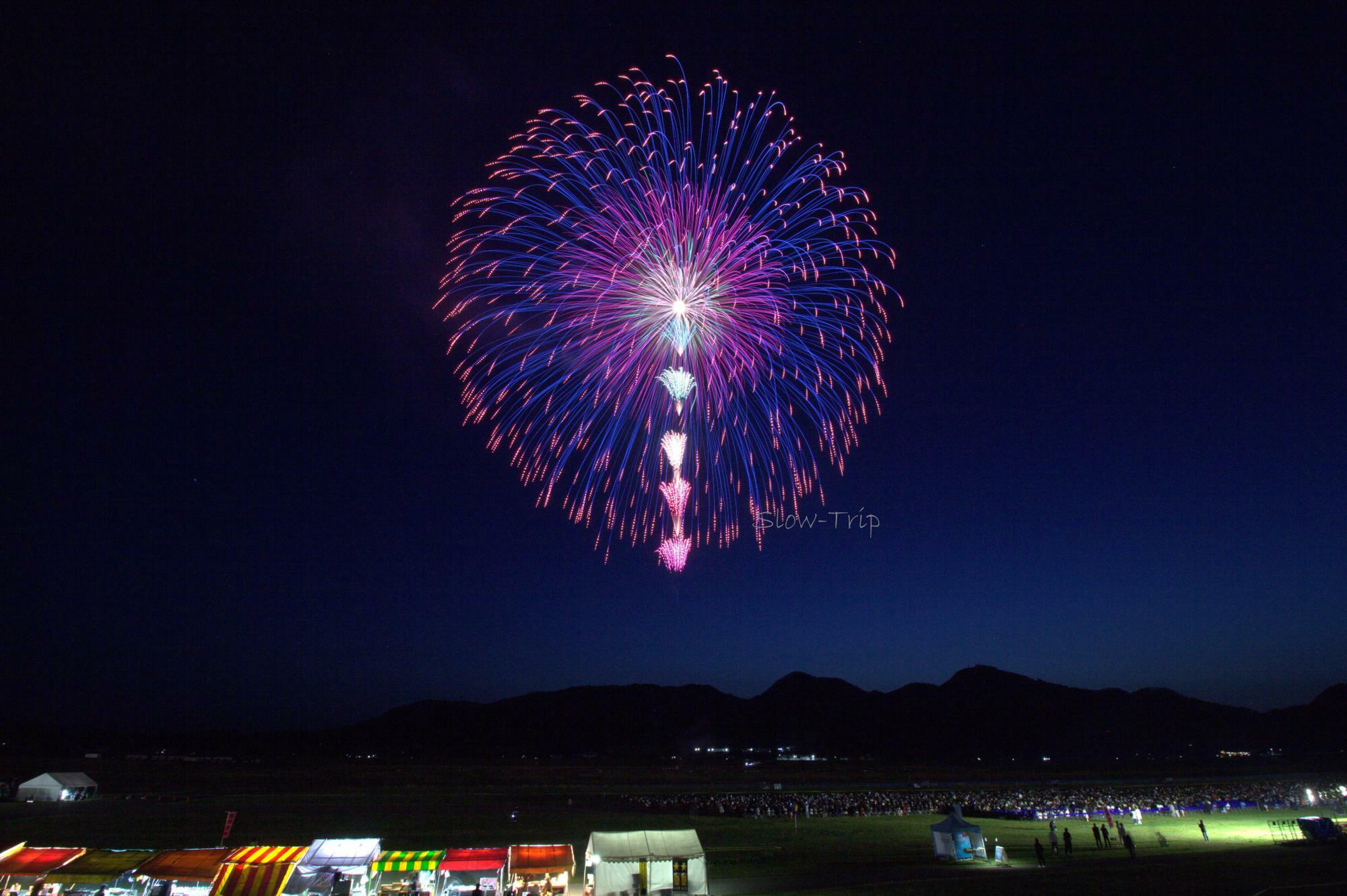 新作花火１番、芳賀火工（宮城）の石村佳恵さんの10号玉芯入割物「昇曲導付 三重芯変化スパンコール」。昇曲導からキラキラと輝き、色変化も余韻も美しい作品でした。