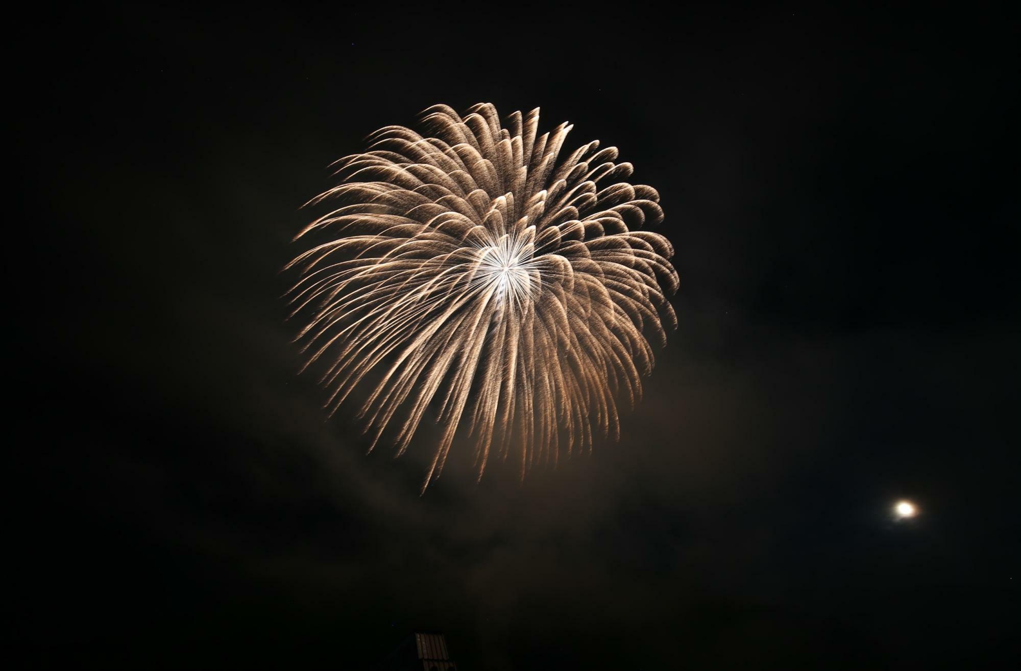 「大玉連発」で上がった花火