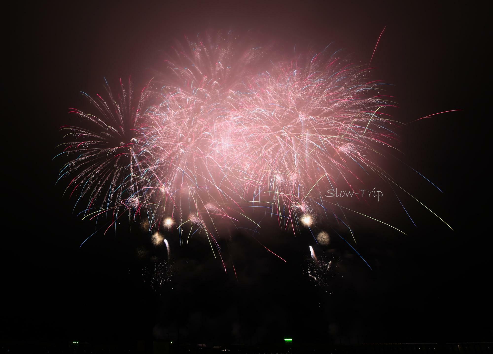 最後は悲しい別れの後の新たな旅立ちを祝うような明るい花火で締めくくられました