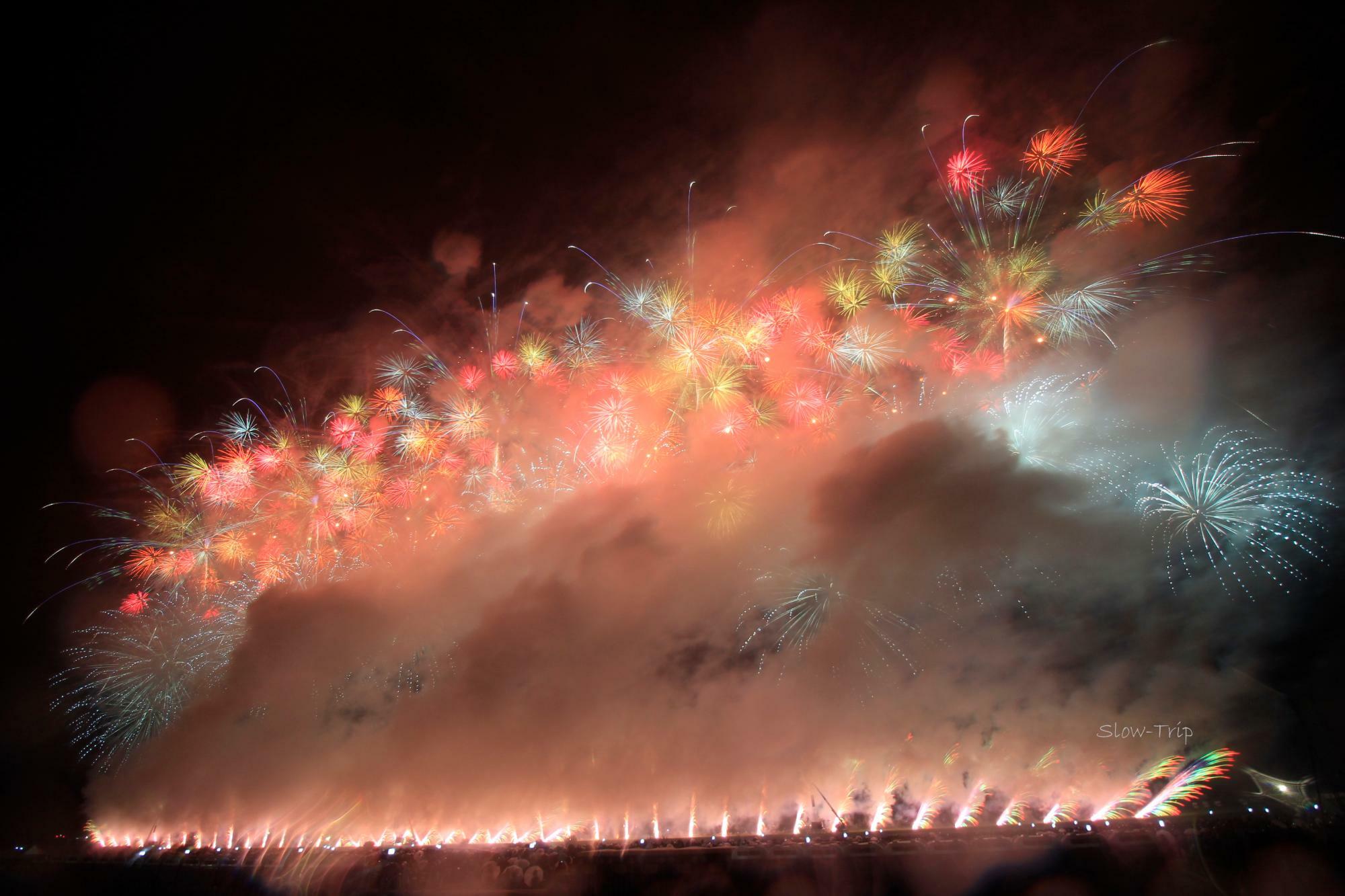 断続的な雨で煙が流れず厳しい環境だった2022年8月の「全国花火競技大会（大曲の花火）」（秋田）