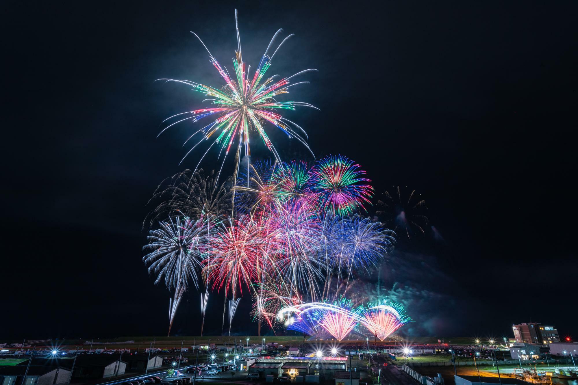 秋の夜も花火を楽しもう-9月28・29日の花火大会10選-希望の花火、匠の花火、大迫力の二尺玉も！（やた香歩里） - エキスパート -  Yahoo!ニュース