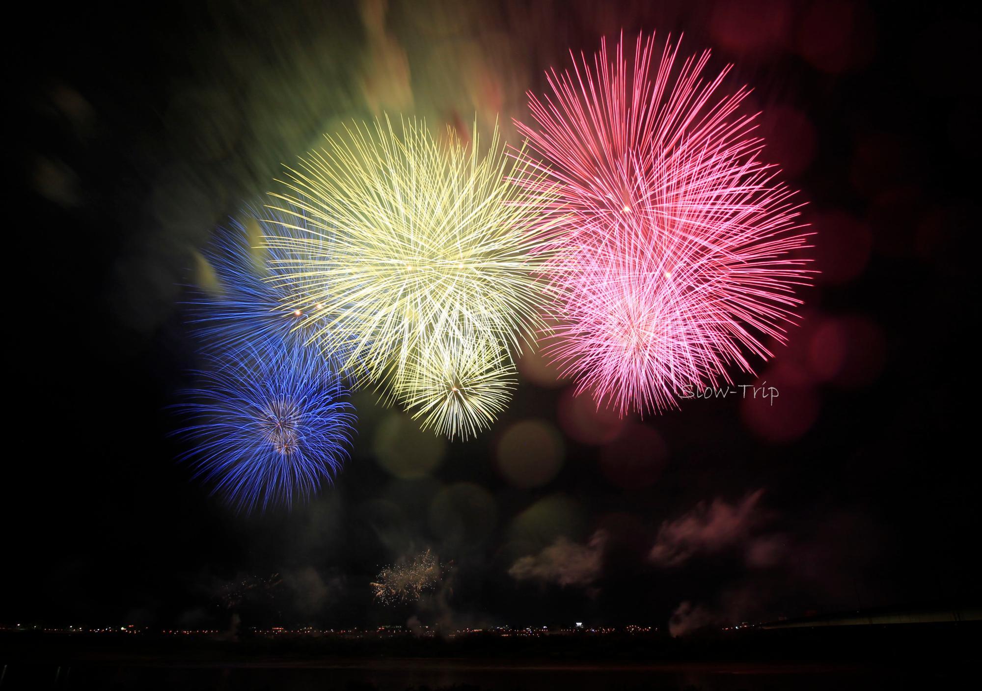 写真は2022年8月3日「長岡まつり大花火大会（長岡花火）」。断続的に雨が降る中開催されました。この時の雨が庄内地方に大きな被害をもたらし、「酒田の花火」中止に繋がりました。