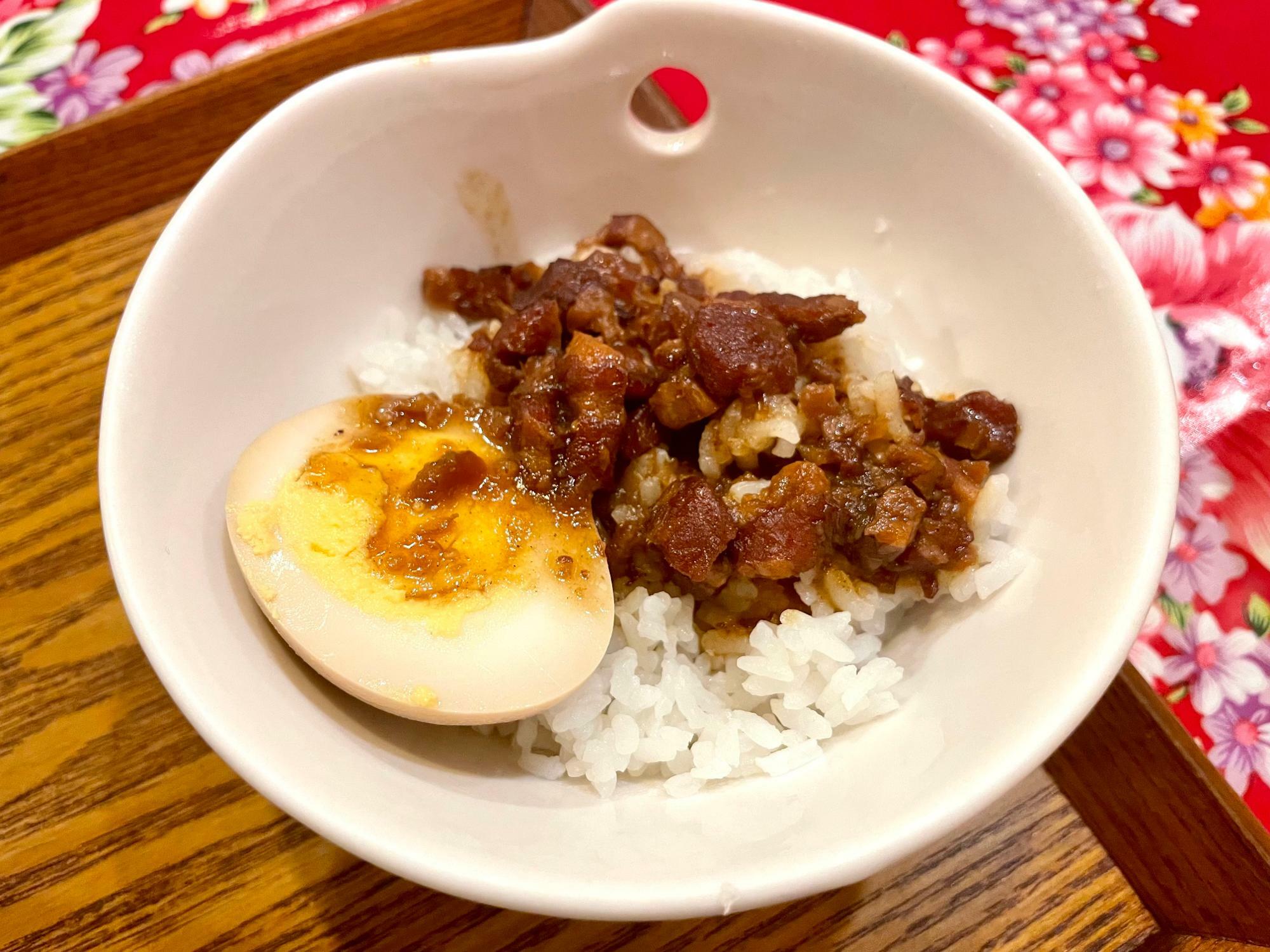 豚肉を甘辛く煮込み香辛料を加えた料理魯肉飯