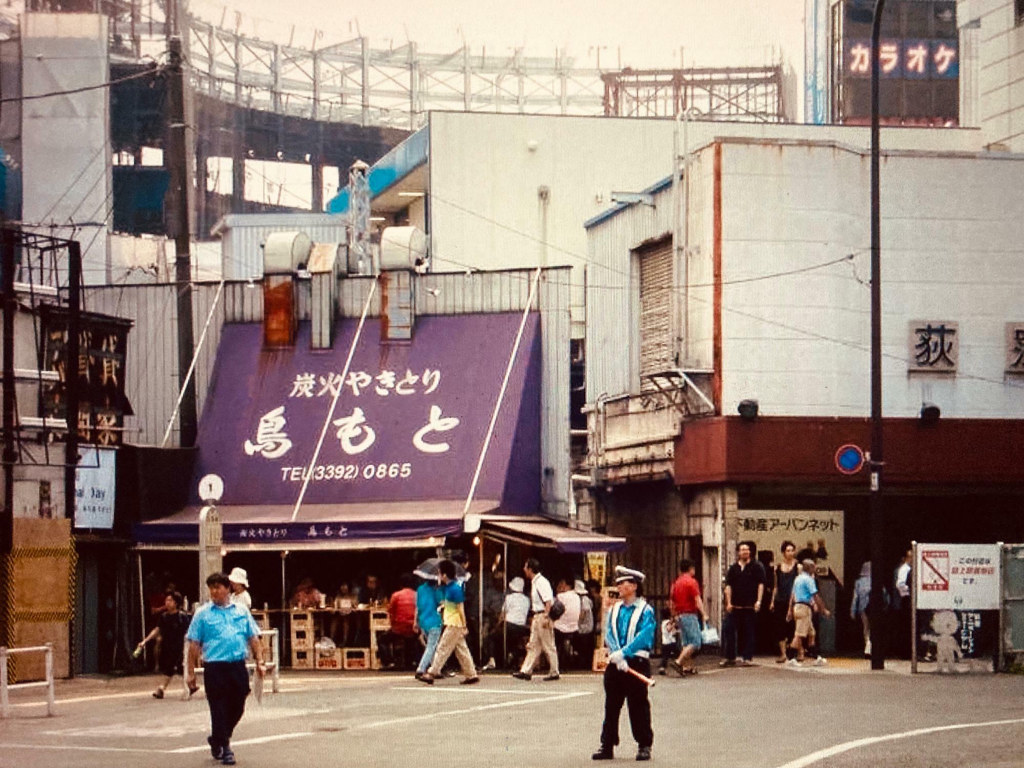 荻窪駅の南口に銀行が建設中だった頃。（写真協力：「鳥もと本店」）