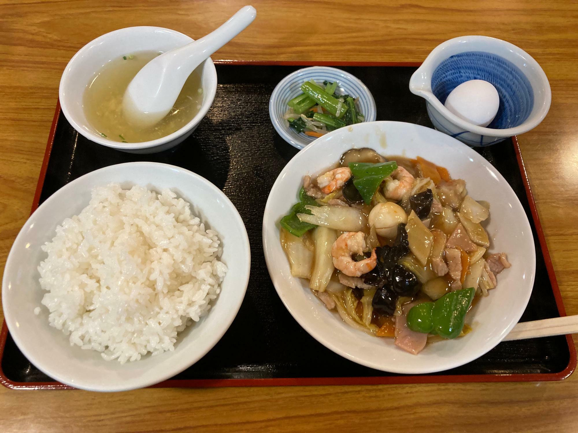 「うま煮定食」（９００円）。野菜と海老がとろみと共に絶妙のハーモニーを奏でる。