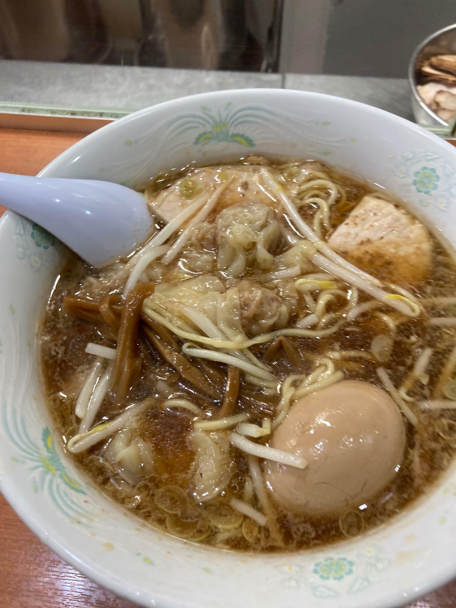 ワンタン麺（９２０円）には、粗挽きの挽肉餡が入った喉越しの良いワンタンが７〜８個も！