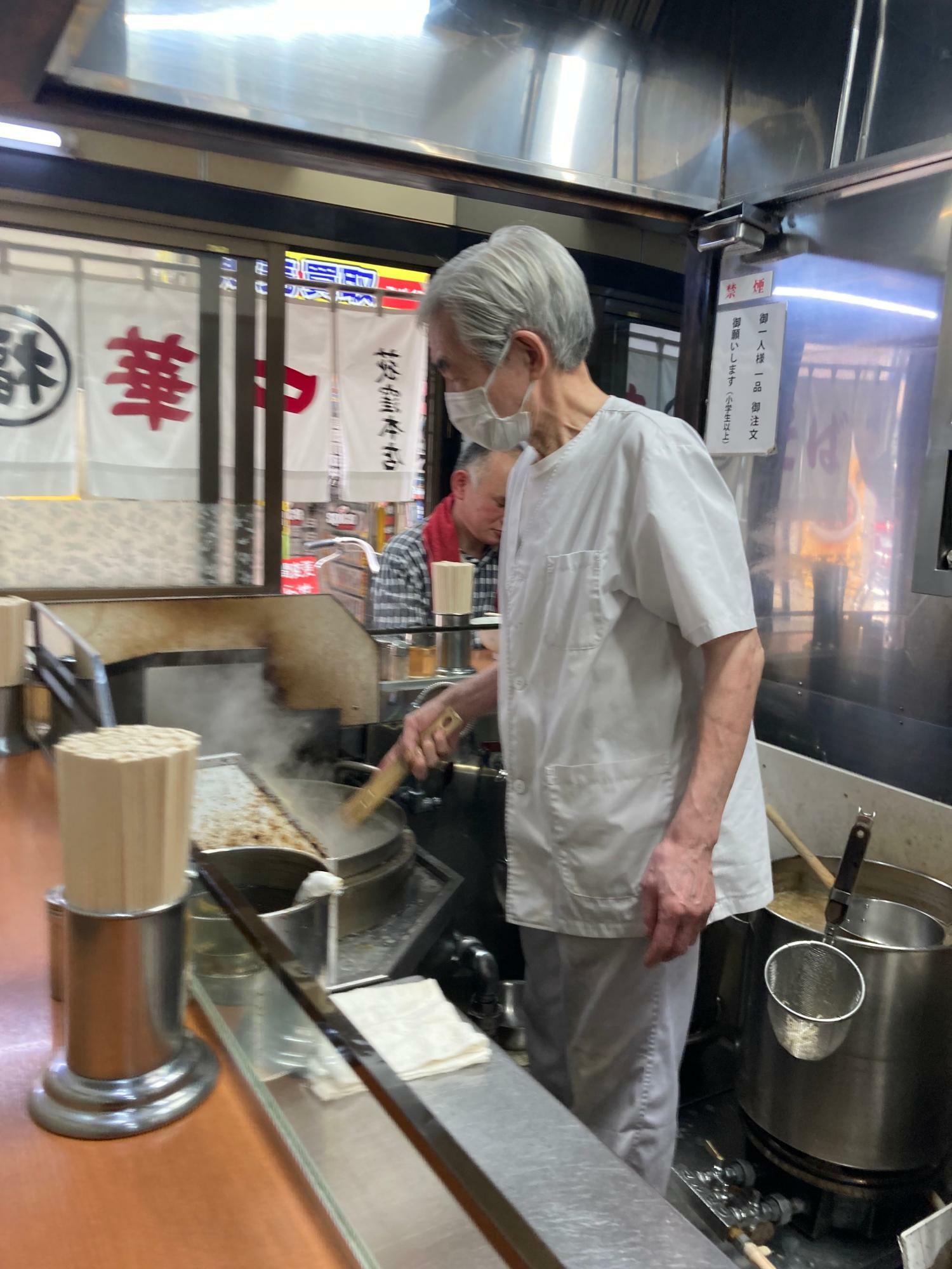 麺の茹で上がりも目視で確認、長年の勘の成せる技だ。