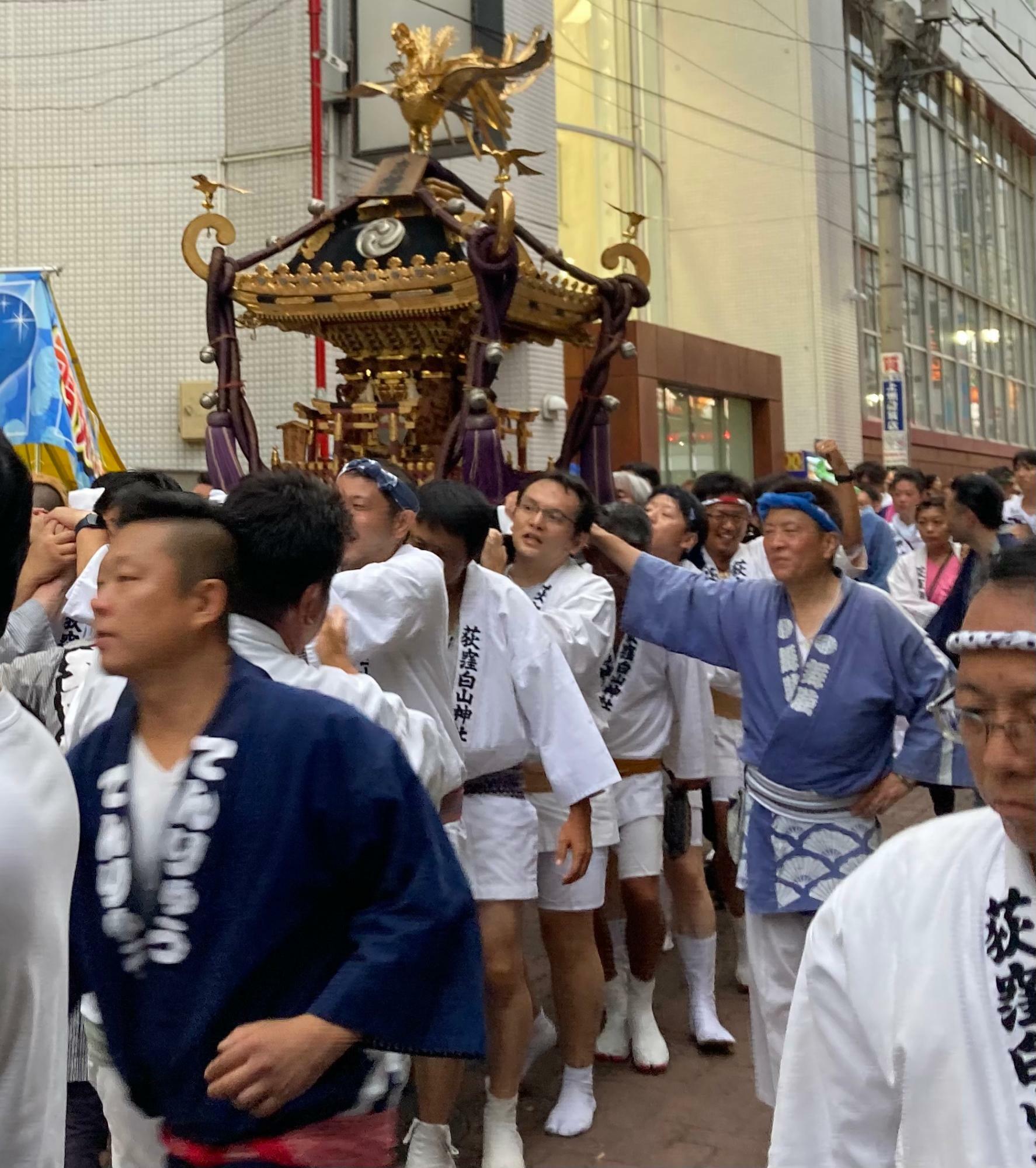 昨年の本社神輿の巡幸風景。