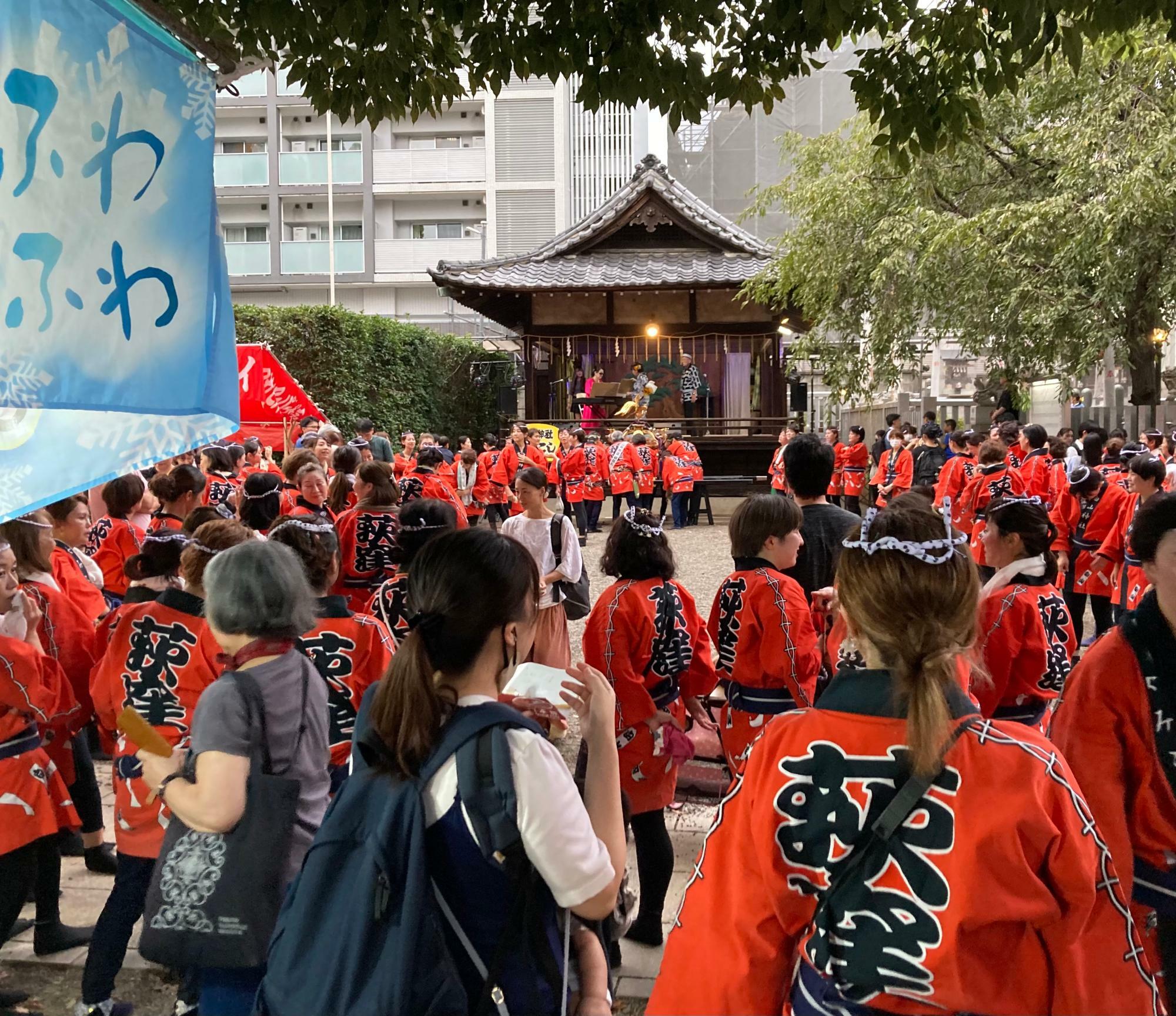 境内が華やかな雰囲気に包まれる。