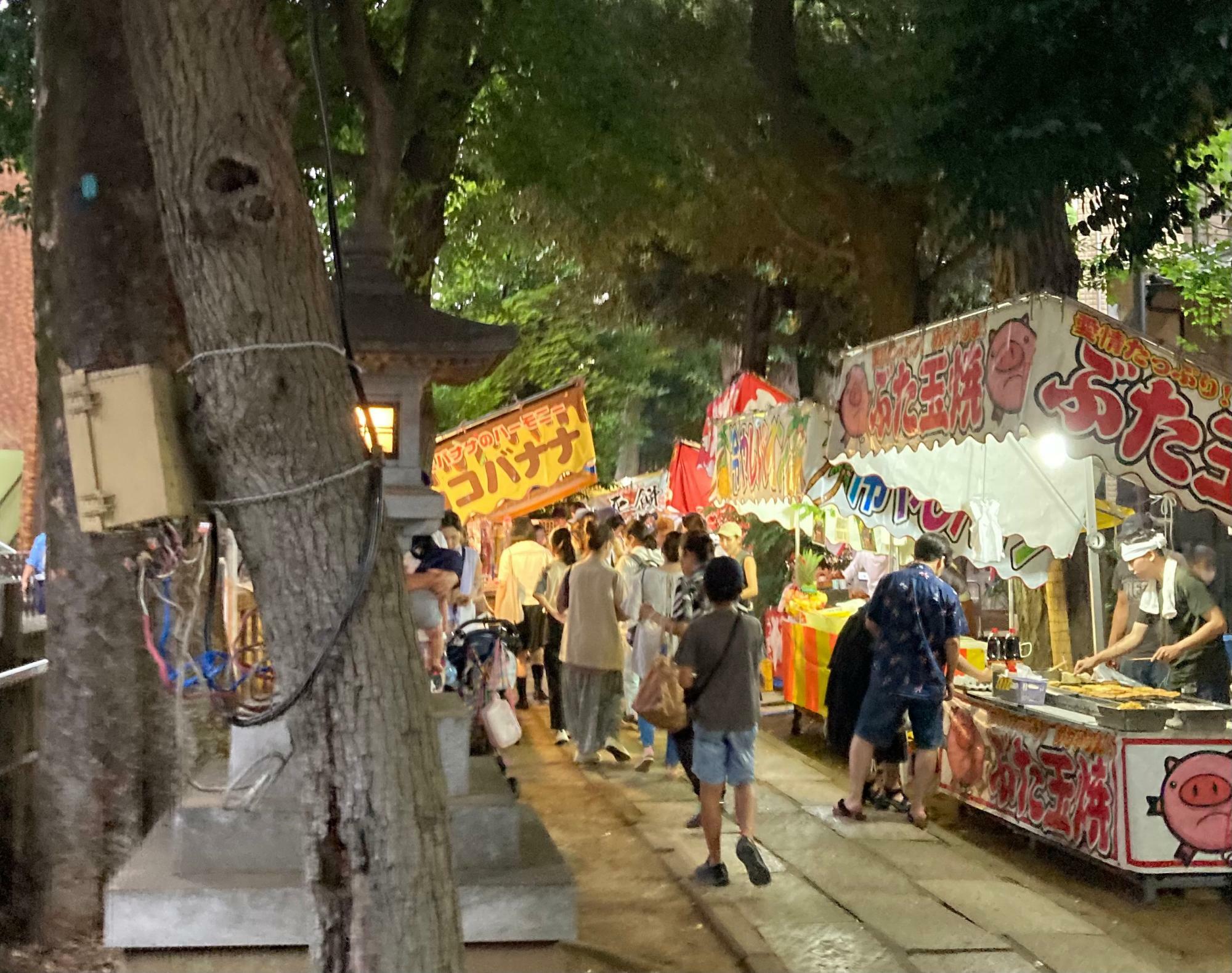 祭りの参道では数々の露店が賑わいを見せる。