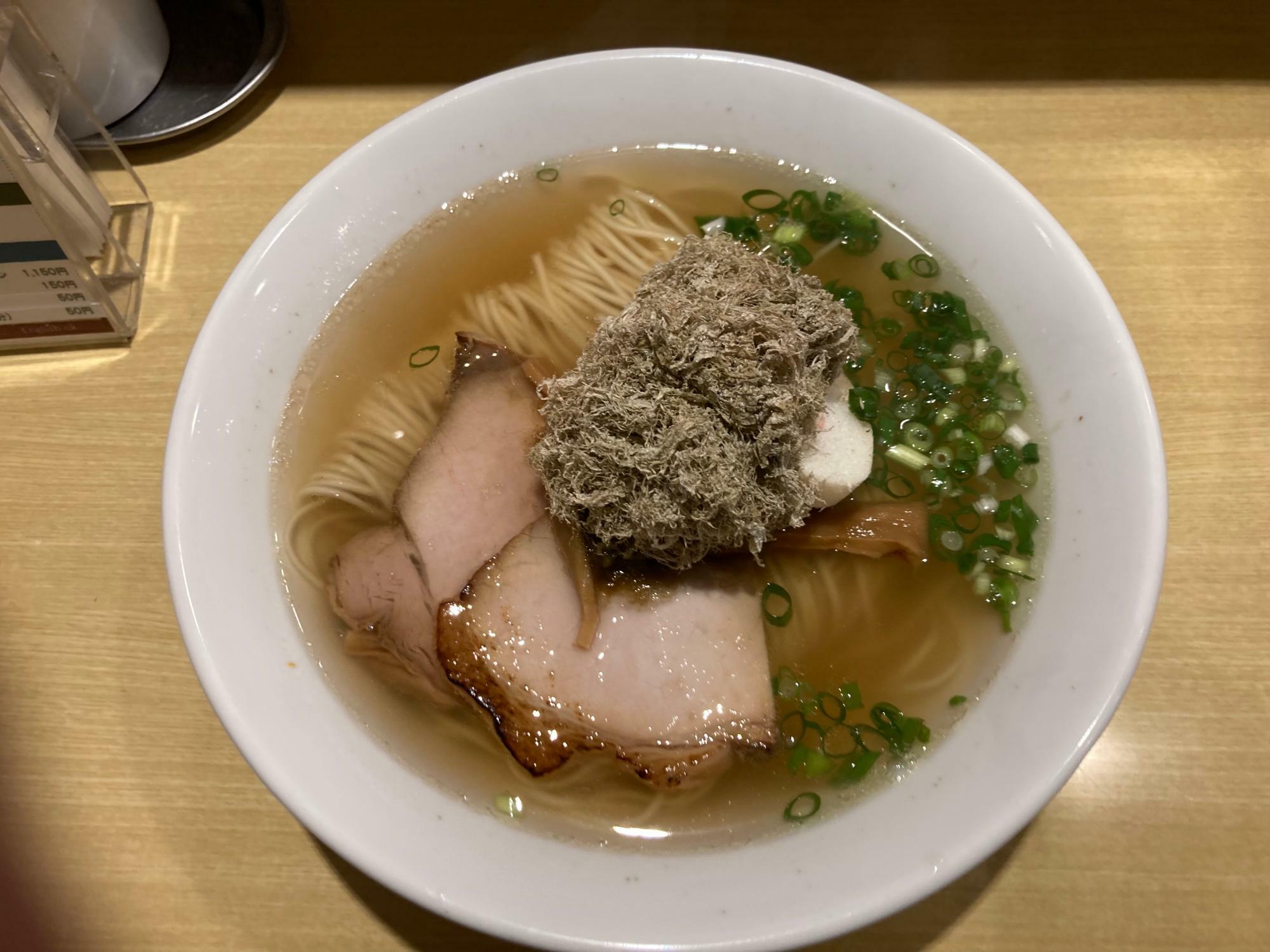 がごめ昆布に隠れているが、ラーメンの具としては珍しい「麩」も旨味を吸って旨い！