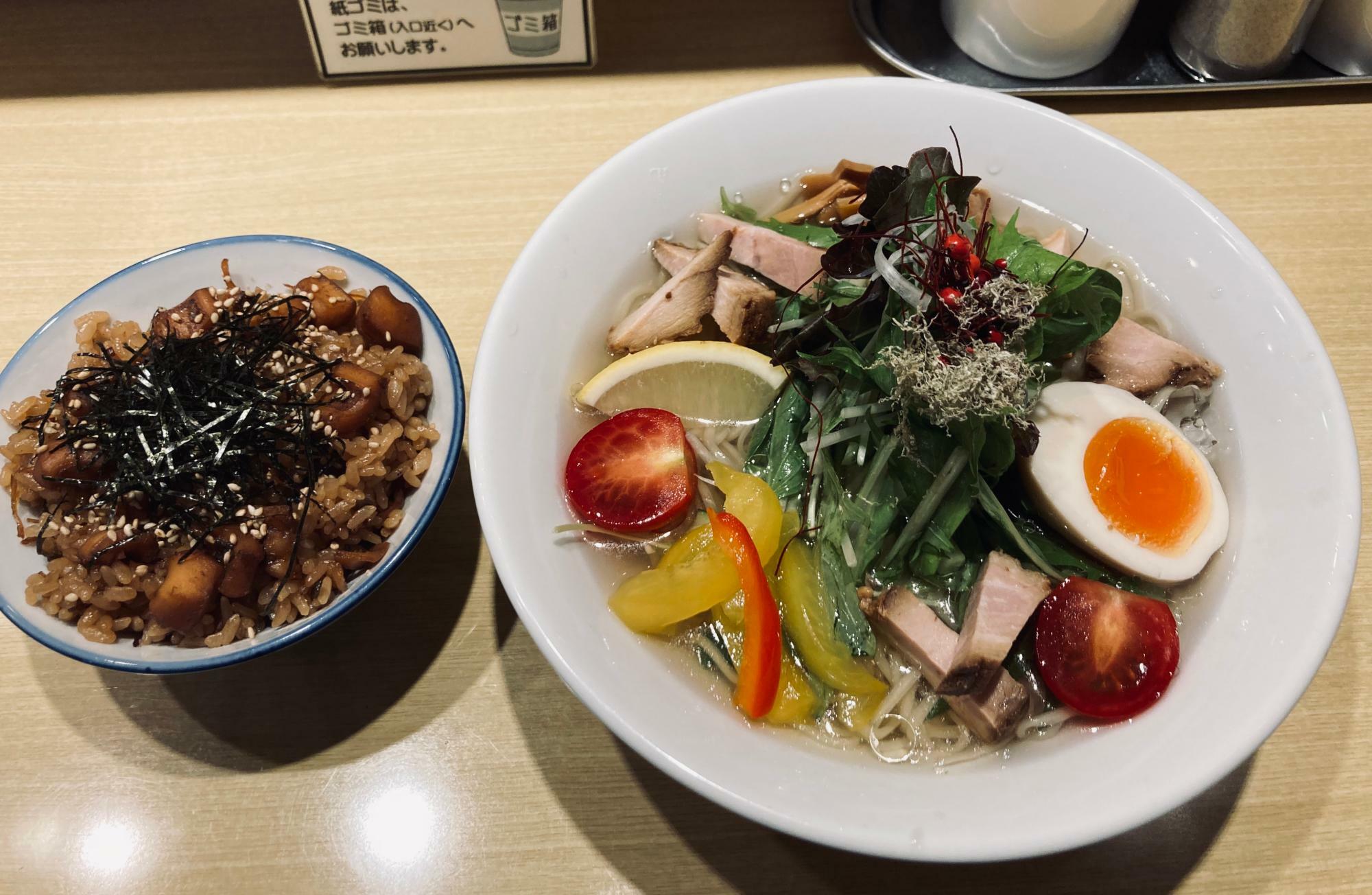 海苔がたっぷりかかった「ほたてご飯」（左）