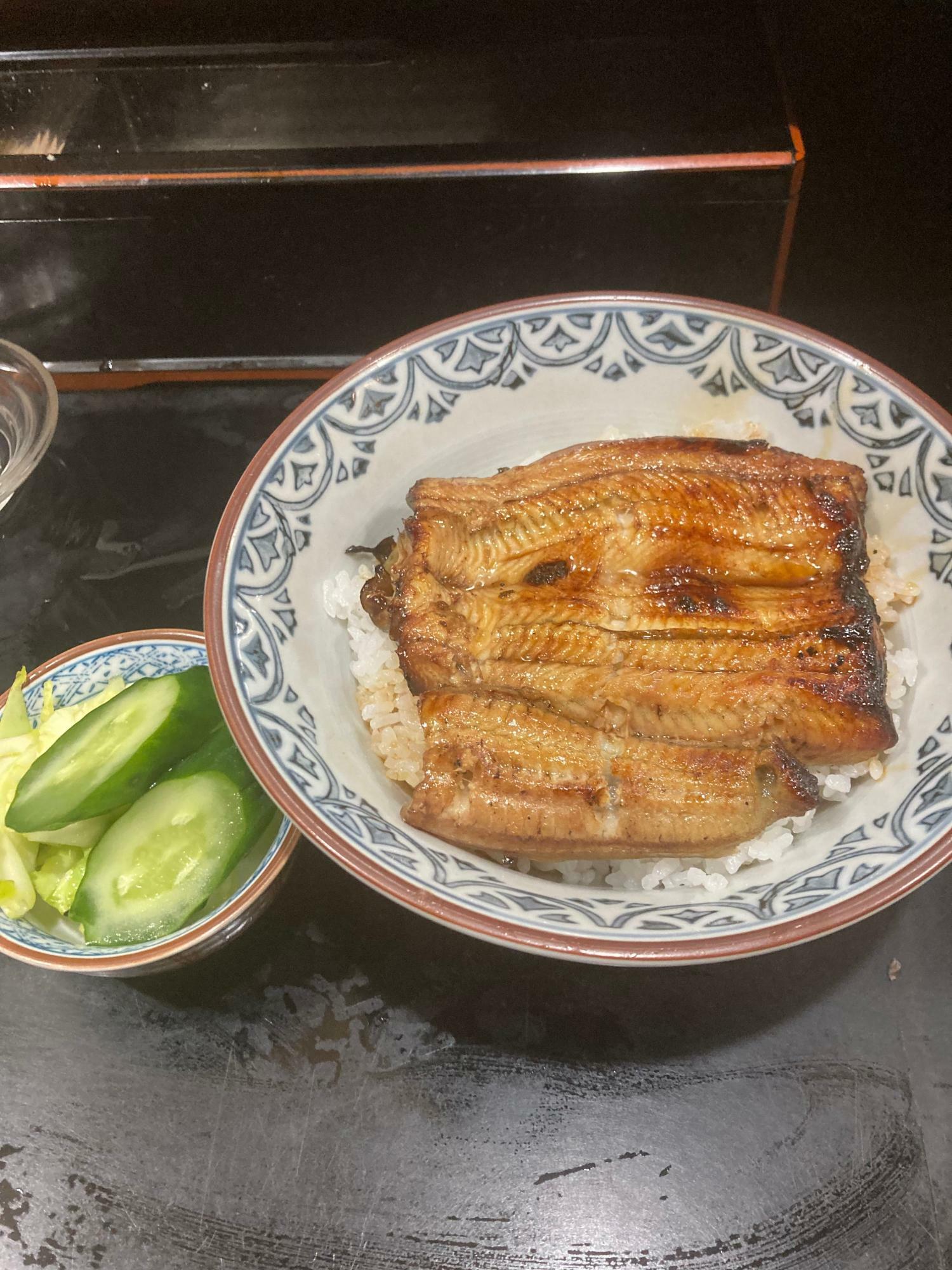 夜バージョンの〈うな丼〉。これに吸物が付いて２０００円は庶民の味方だ。