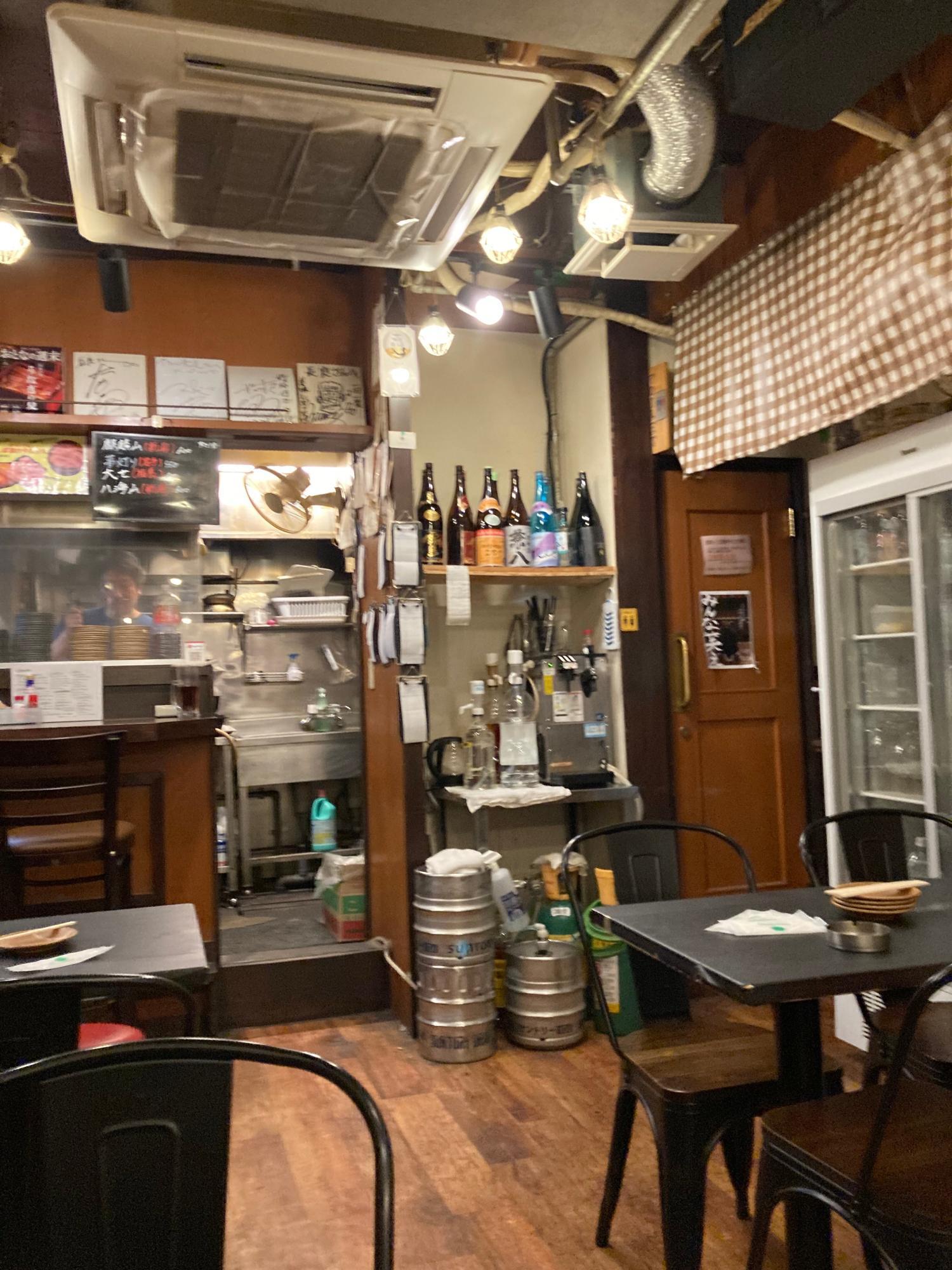 高円寺の居酒屋らしい気取らない店内。