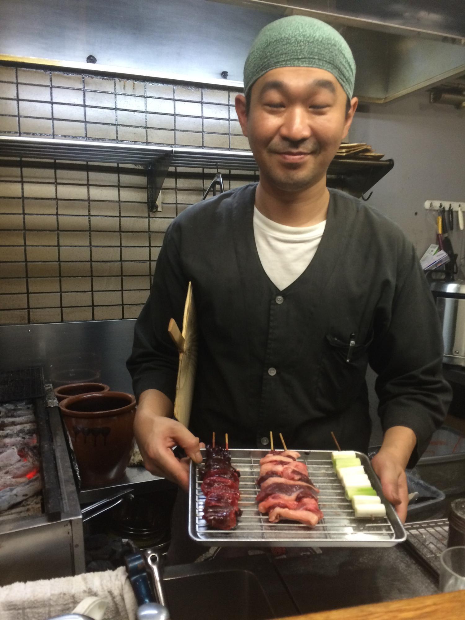 「今から真鴨を焼きますよ〜」と、若かりし頃の宣広さん。