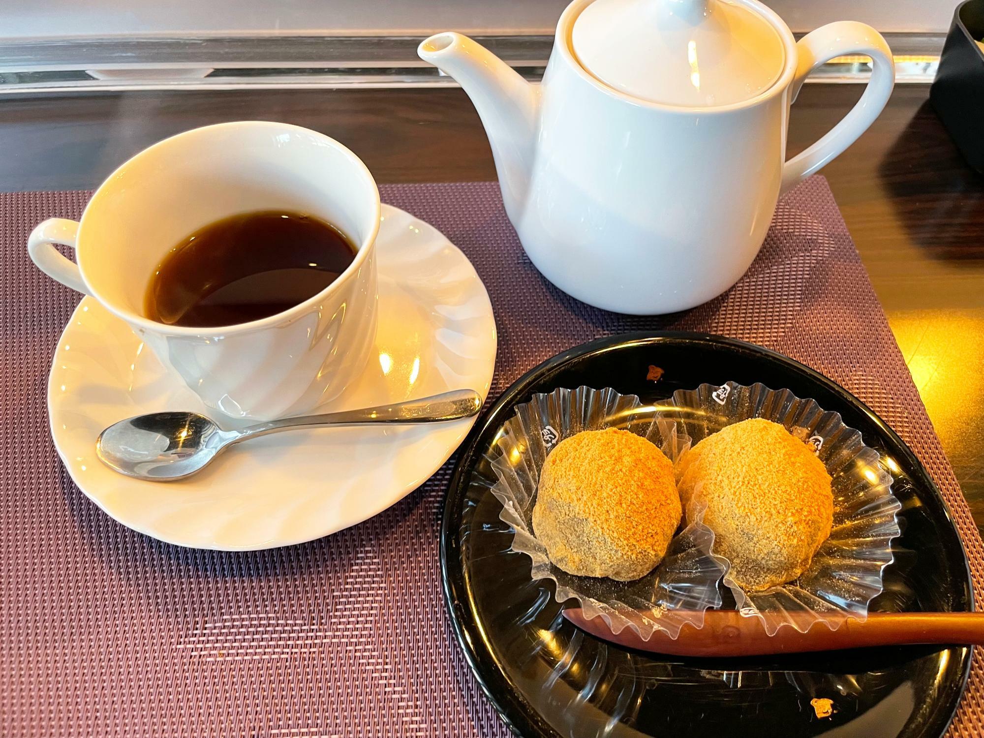 餡入りわらび餅とブレンドコーヒー