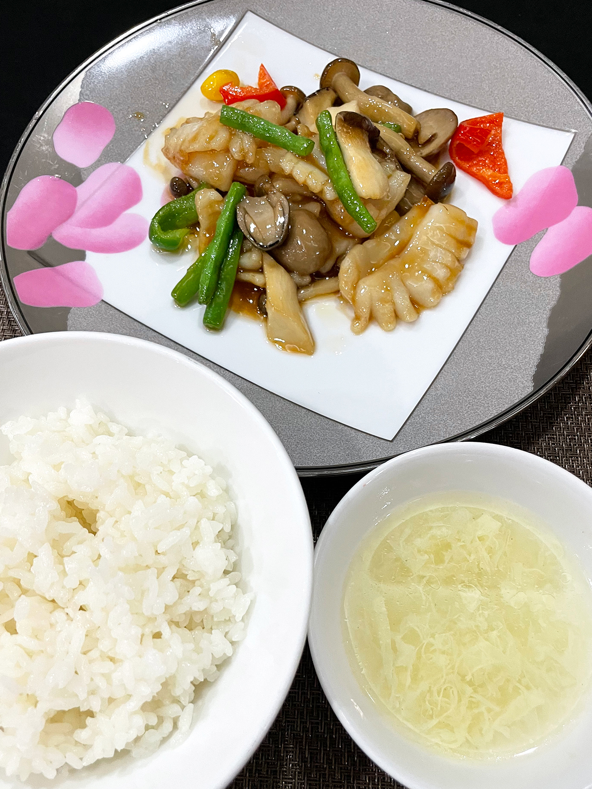 紋甲イカとキノコのオイスターソース炒め・白飯・スープ