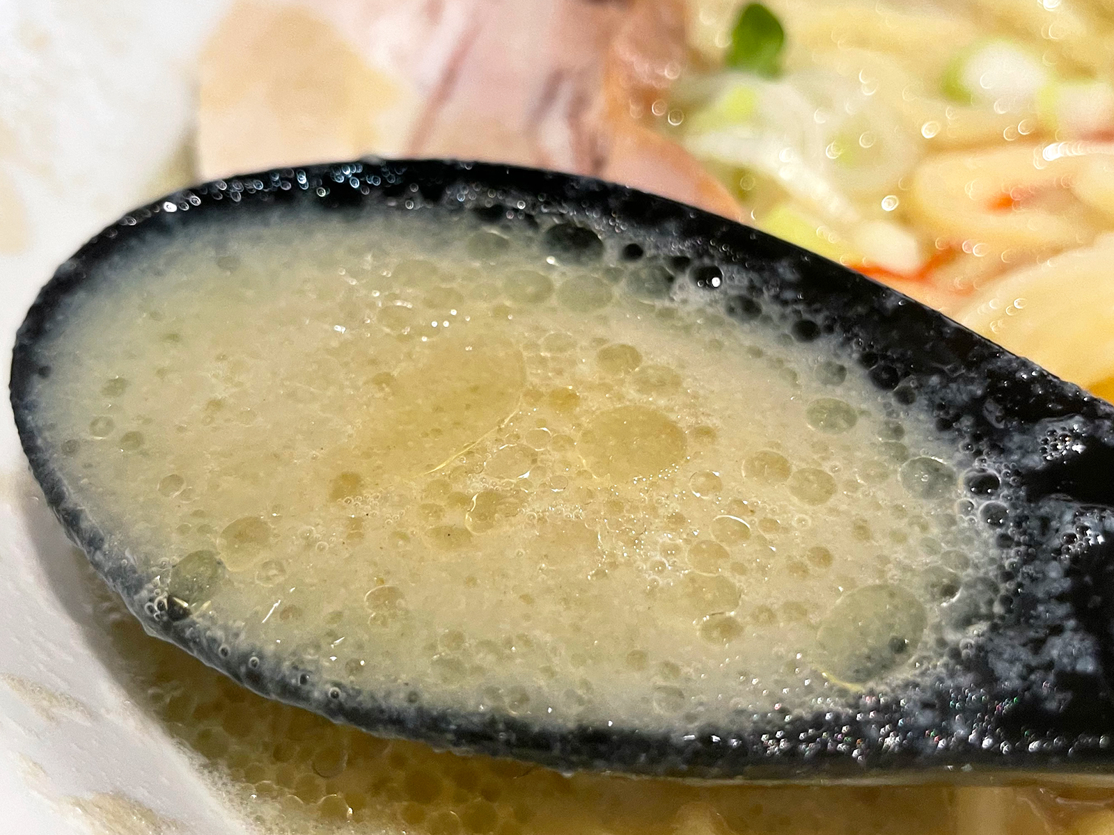 濃厚貝塩ラーメンのスープ
