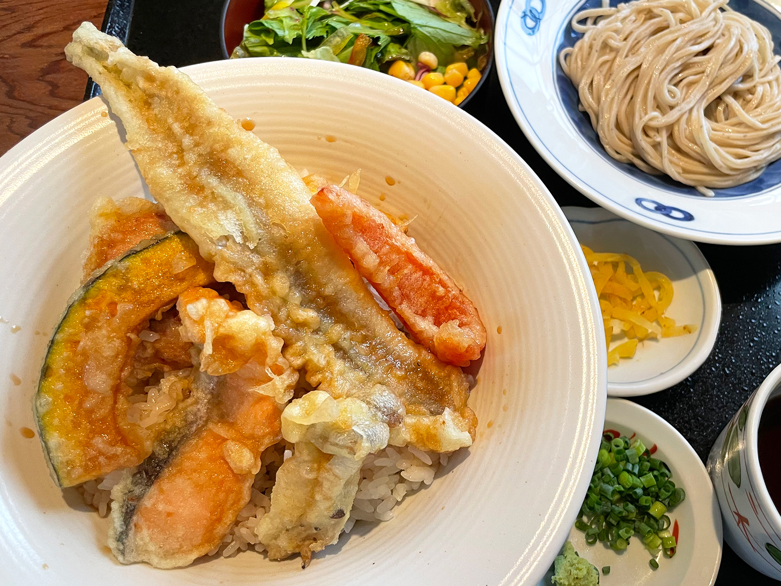 三保サーモンときのこ、特製つみれの秋天丼 ミニそば・サラダ・漬物付き 1,780円