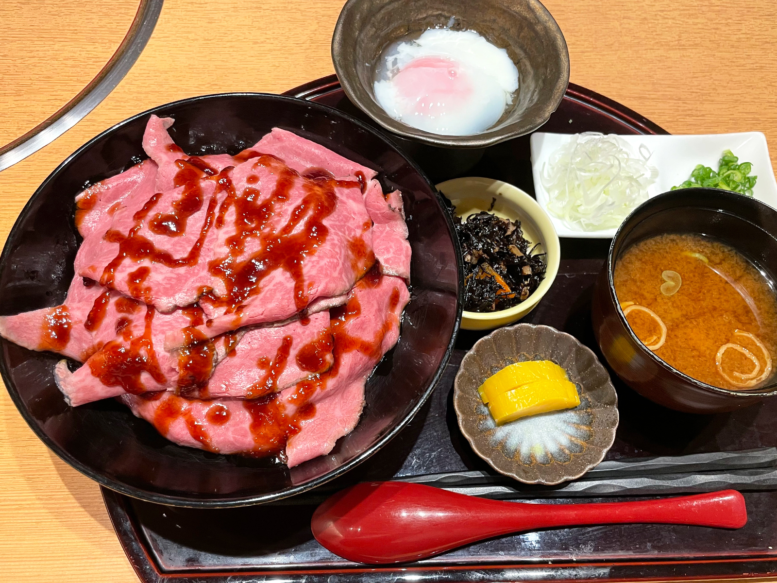 黒毛和牛ローストビーフ丼ランチ（1980円税込）＋温泉卵（132円税込）