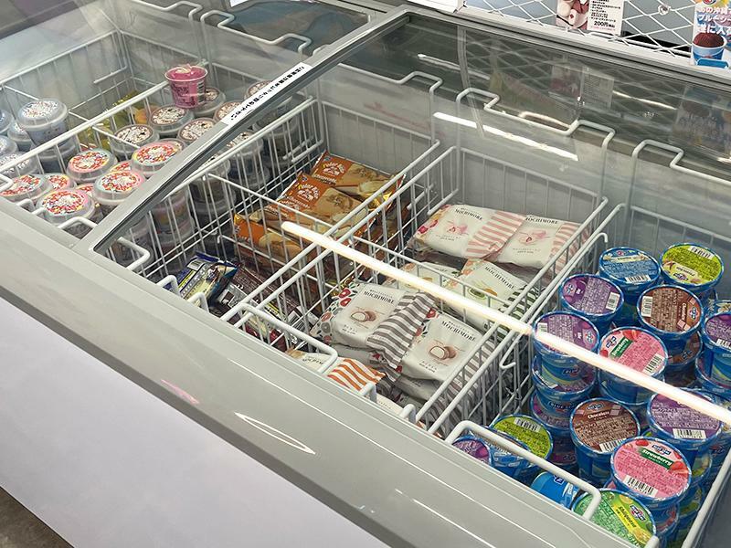 冷凍ケースの中には沖縄のブルーシールも