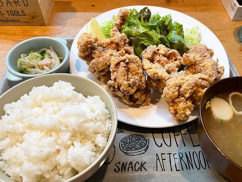 鳥唐揚げ定食（800円）