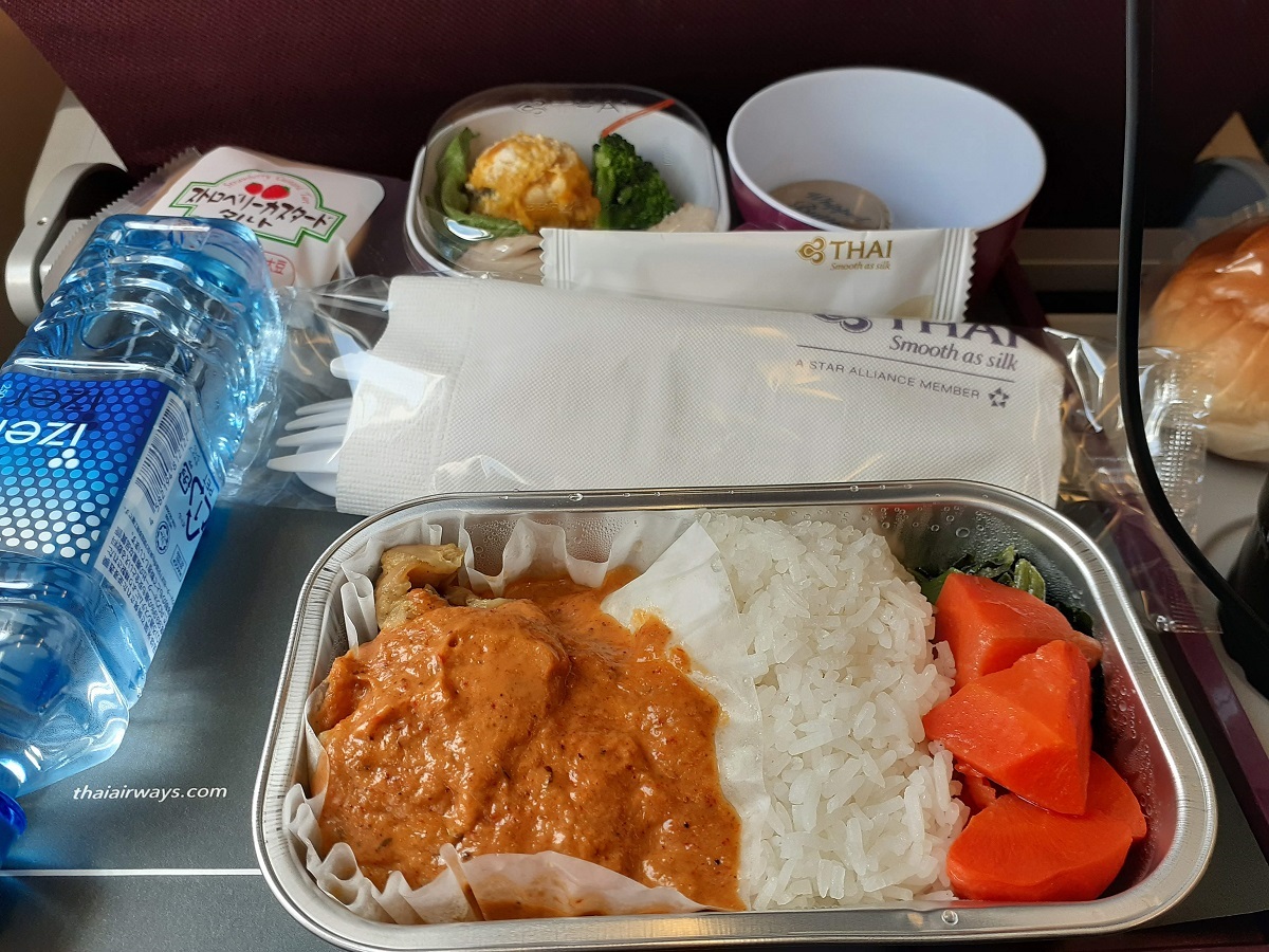 タイ航空の機内食としていただくタイカレーは格別～