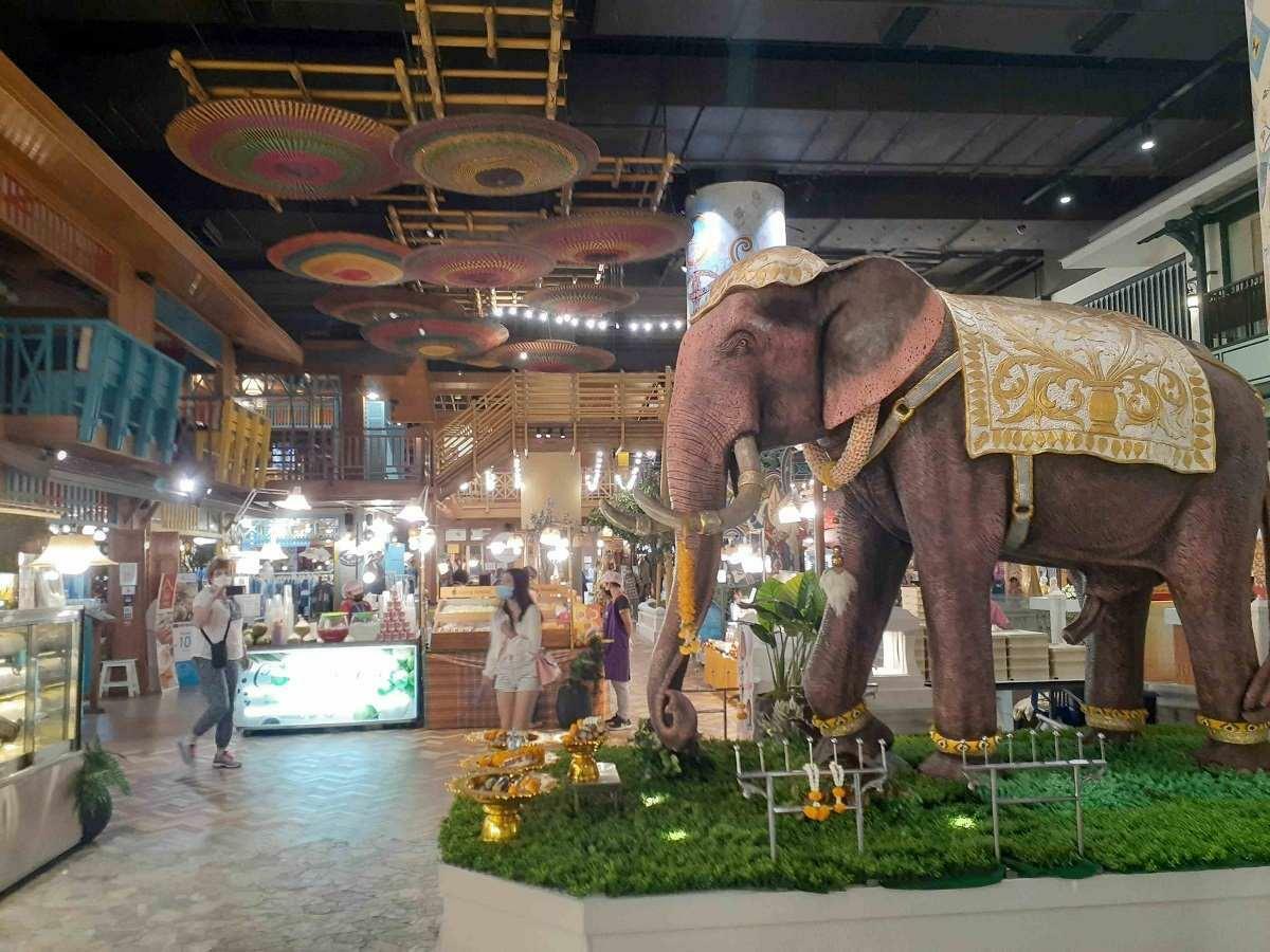 オブジェとして作った象にも、お供え物がされているあたりタイ人の信仰深さを感じます
