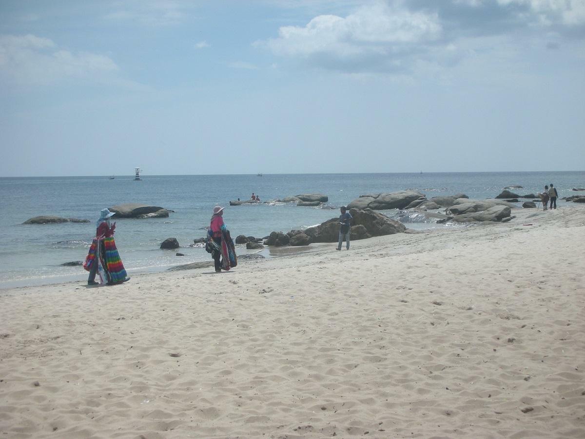 ホアヒンの中心「ホアヒンビーチ」は岩が多く、海は入るより磯遊びする人多し。