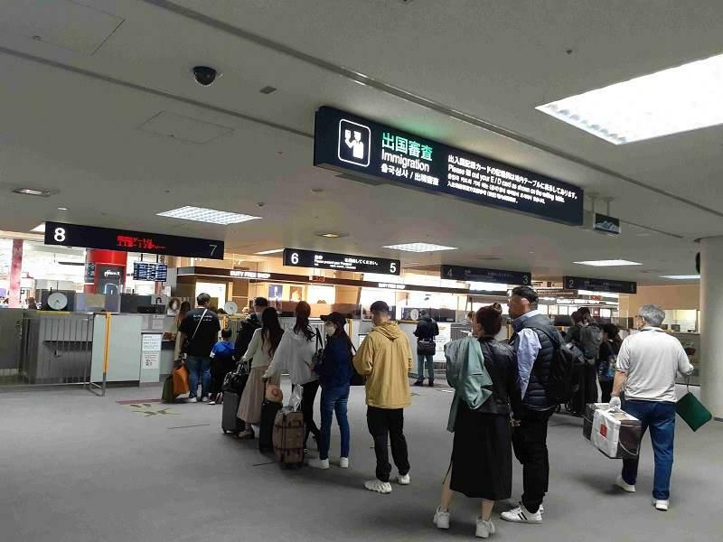 搭乗手続きは羽田空港の国内線ターミナルだったのに、出国審査は福岡。