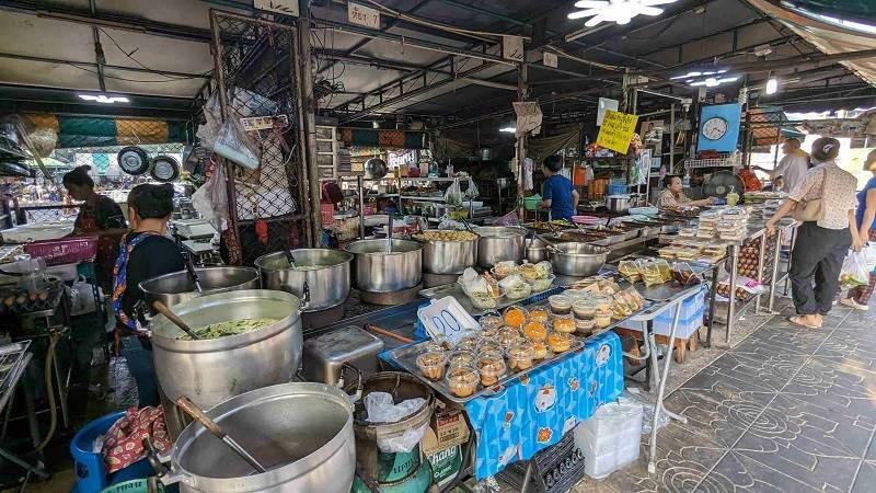 鉄道で食べるならカレーなどの汁物は避けよう、