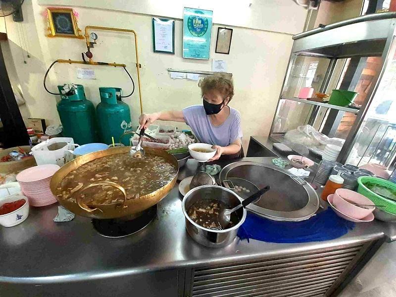 この鍋からの香りで他の麺が注文できそうもない