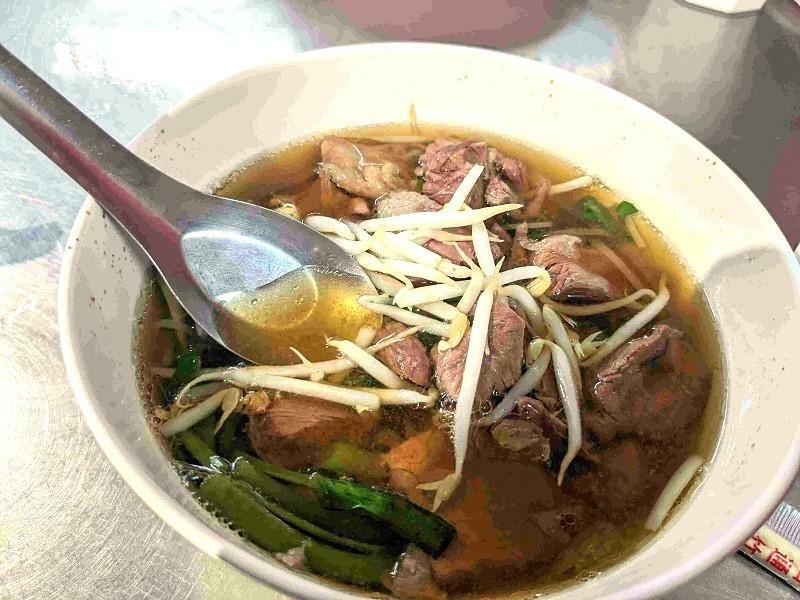 牛肉で麺が見えないラージサイズ