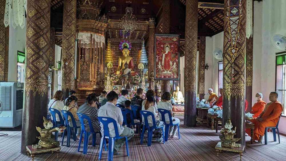 タイの寺に行くと出家式や行事に親族で参加する光景に遭遇することが非常に多い