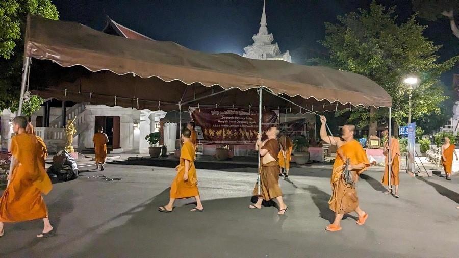 意外と楽しそうにおしゃべりしながら寺院の仕事に勤しむ僧侶たち