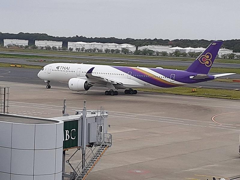 タイ国際航空、ロイヤルバージ塗装のB777-300特別塗装機を公開