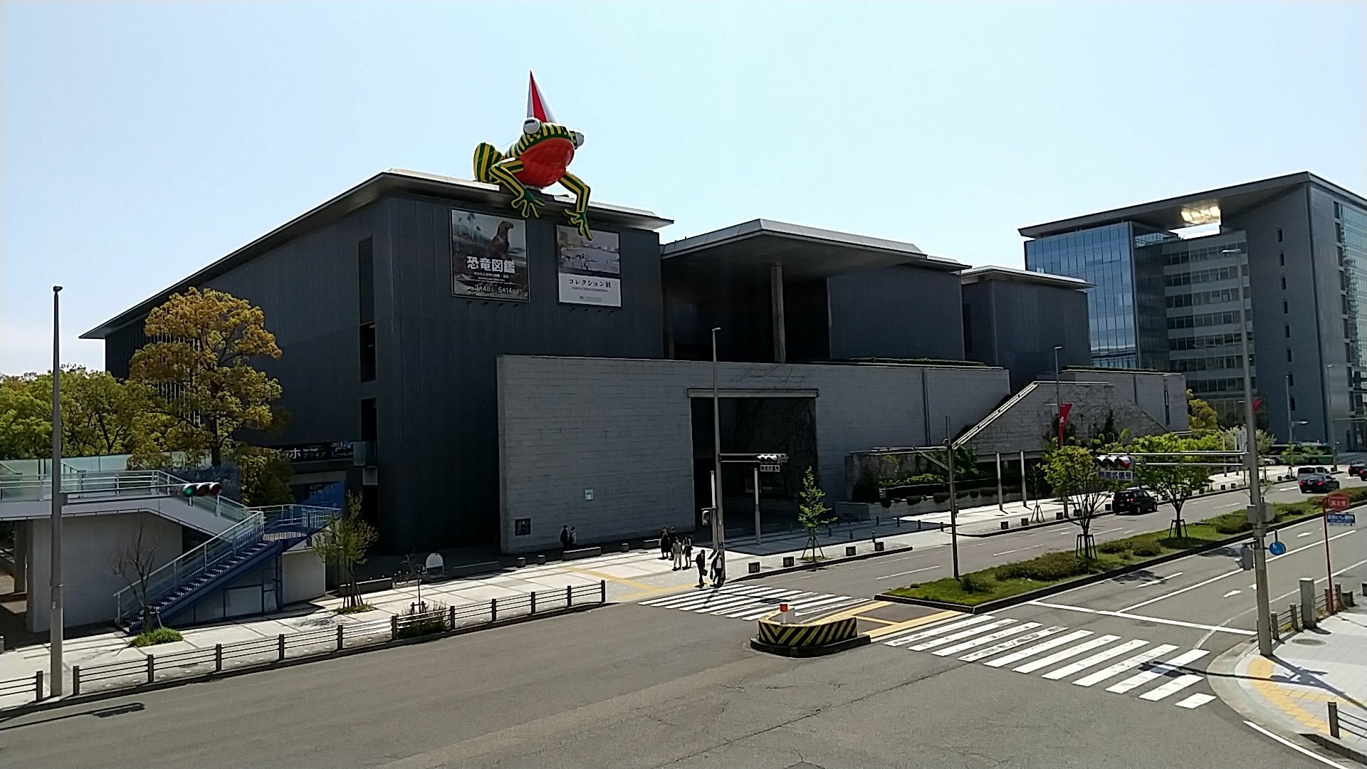 カラフルな模様のカエルが目印の兵庫県立美術館
