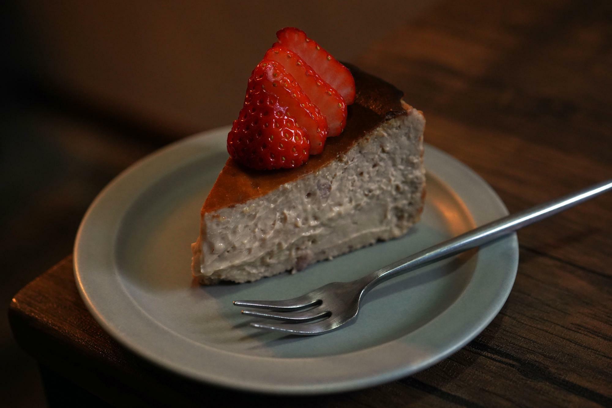 画像：よっしー@関西グルメ　いちごのバスクチーズケーキ