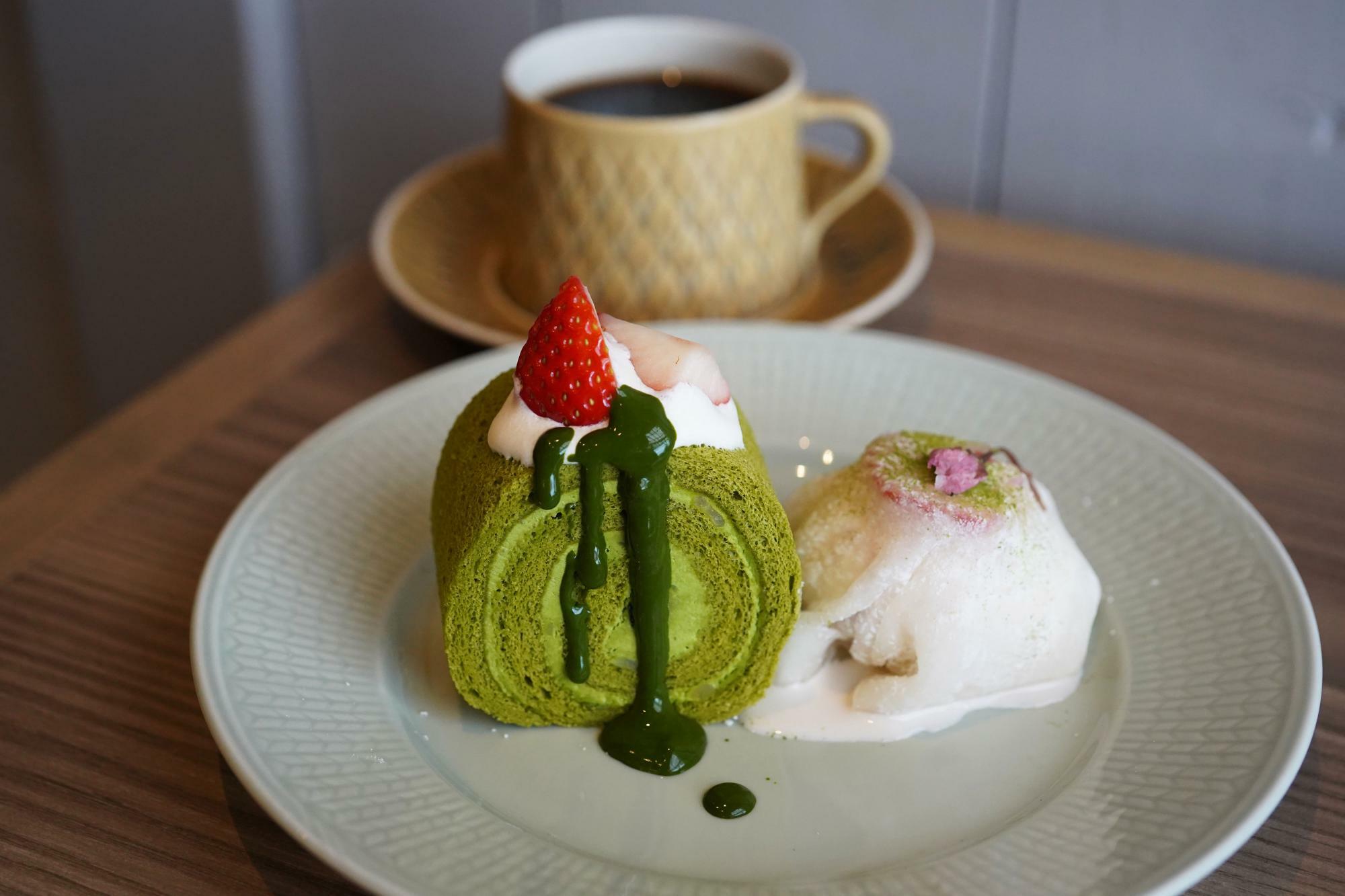 画像：よっしー@関西グルメ　宇治抹茶ロールケーキと季節のアイス　880円（税込）