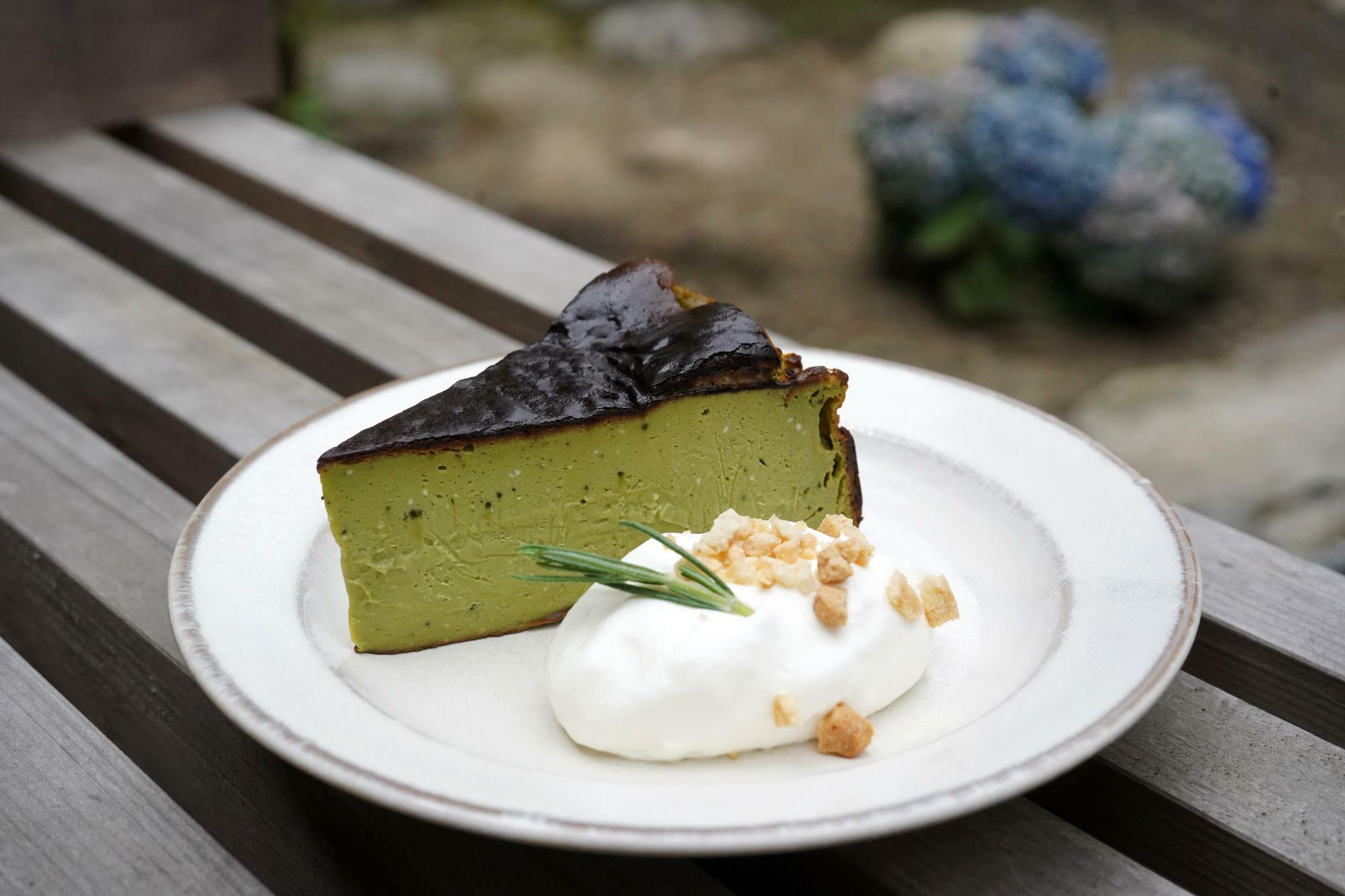 画像：よっしー＠関西グルメ　抹茶のバスクチーズケーキ　600円