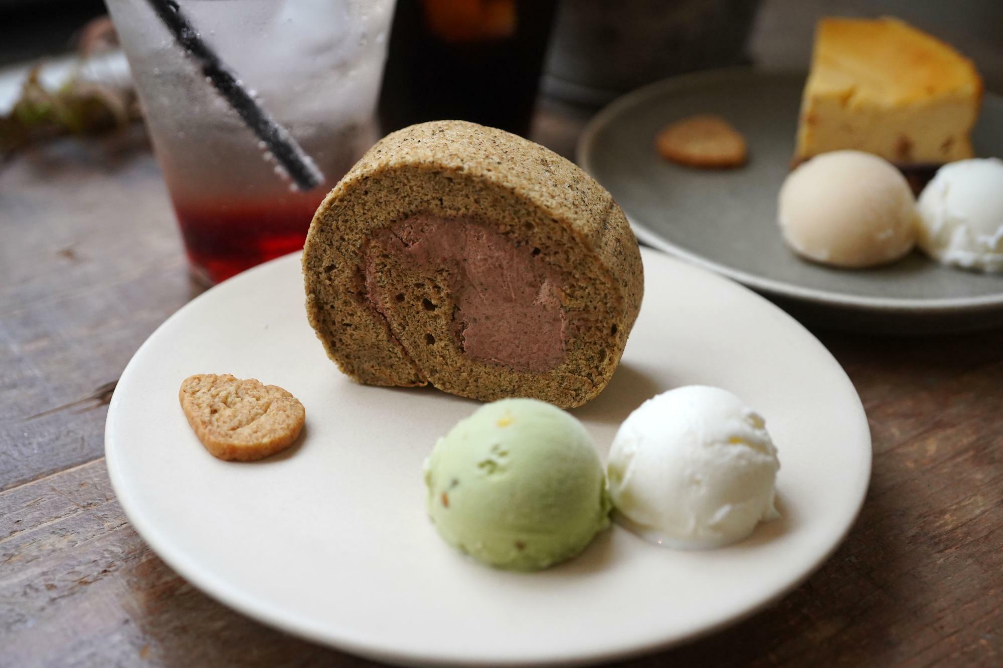 画像：よっしー@関西グルメ　ほうじ茶と塩チョコクリームのロールケーキ　650円（税込）