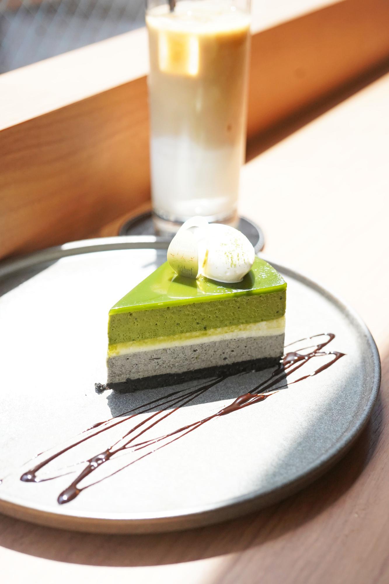 美しい古美術◾️蔵からクリームチーズケーキの様な美しい釉薬の抹茶茶碗が出て来ました チーズケーキ尽くしのカフェで今だけ食べられる、宇治抹茶×黒