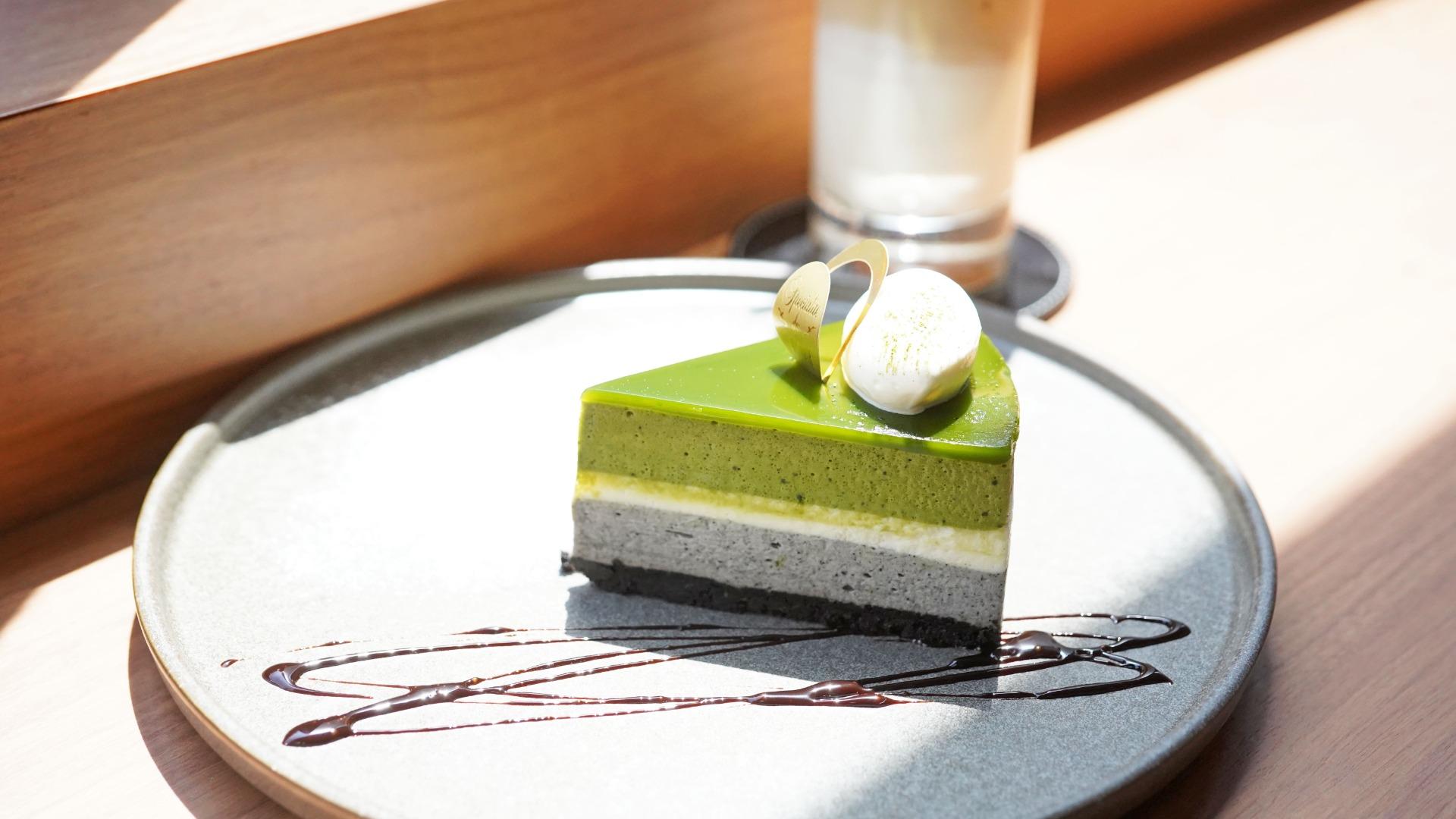 チーズケーキ尽くしのカフェで今だけ食べられる、宇治抹茶×黒