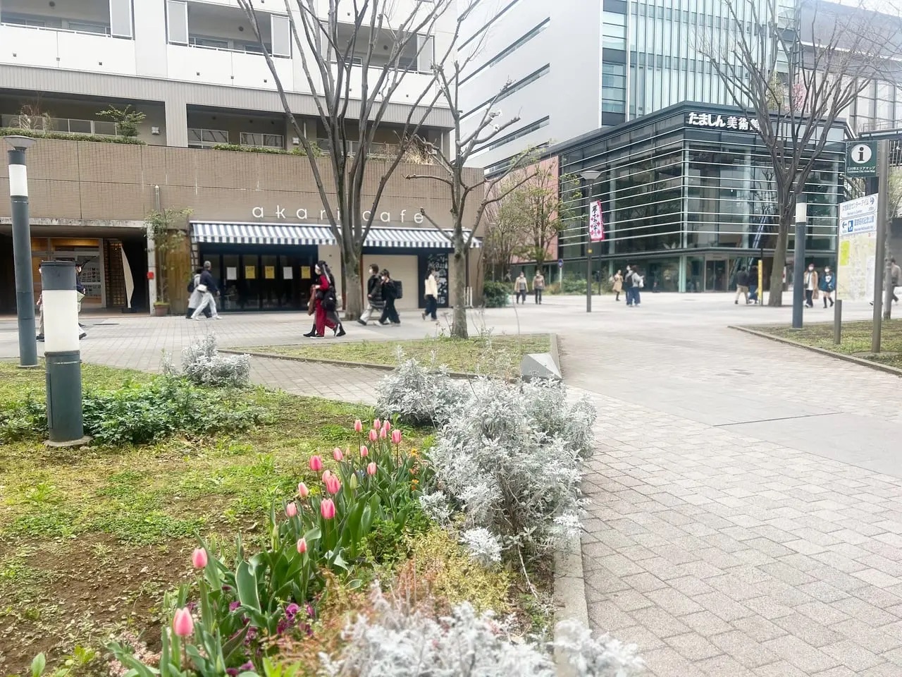 道ゆく人がお店のポスターを見ています