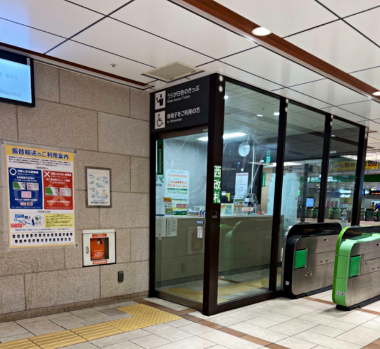 立川駅西改札口に設置されているAED（小野塚さんより提供）