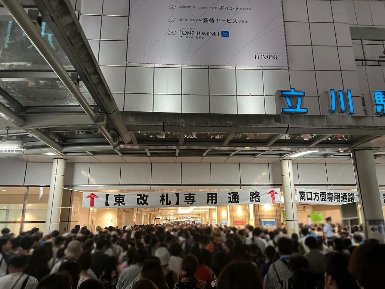 2023年度開催後JR立川駅入場規制時の様子