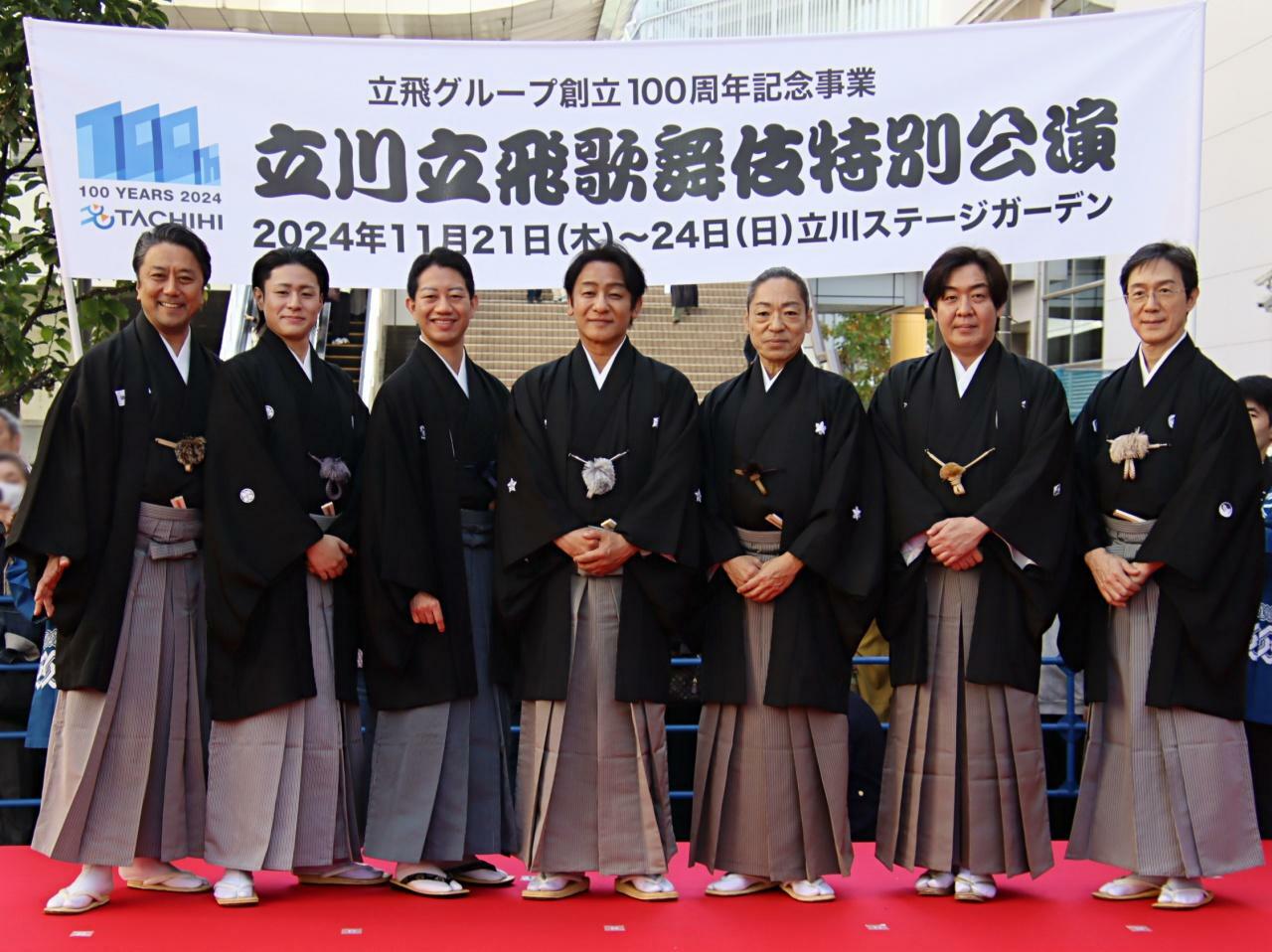 左から市川九團次さん、中村歌之助さん、中村壱太郎さん、片岡愛之助さん、市川中車さん、中村亀鶴さん、市川笑也さん