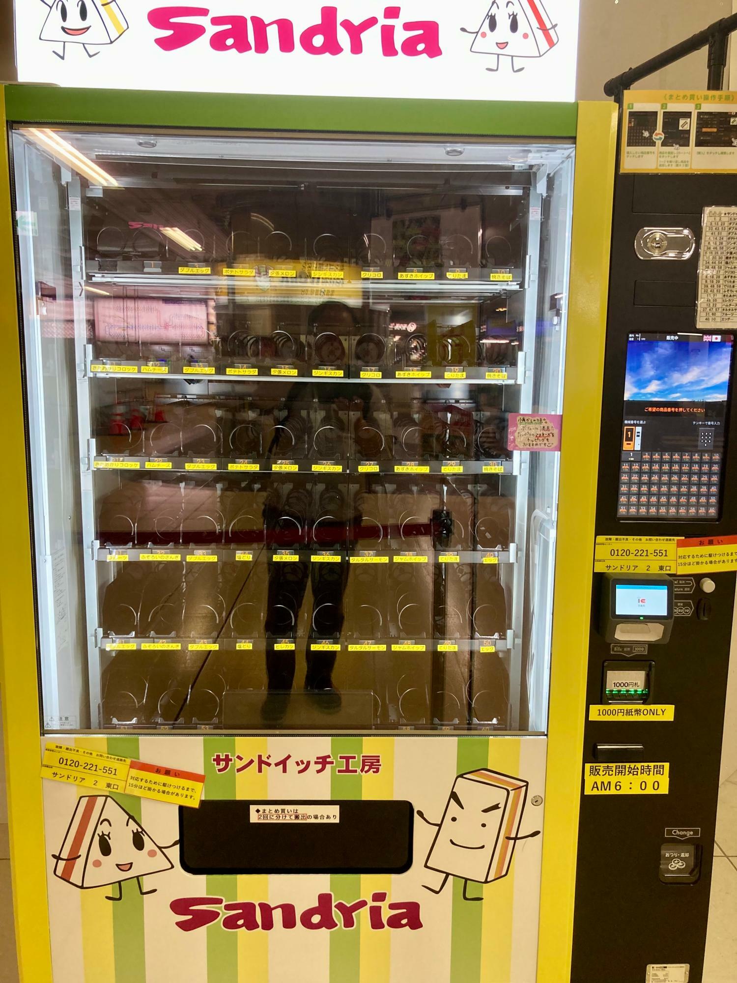 これは先週の写真。やはり夜になると東コンコース自販機は空になりやすいみたいです。